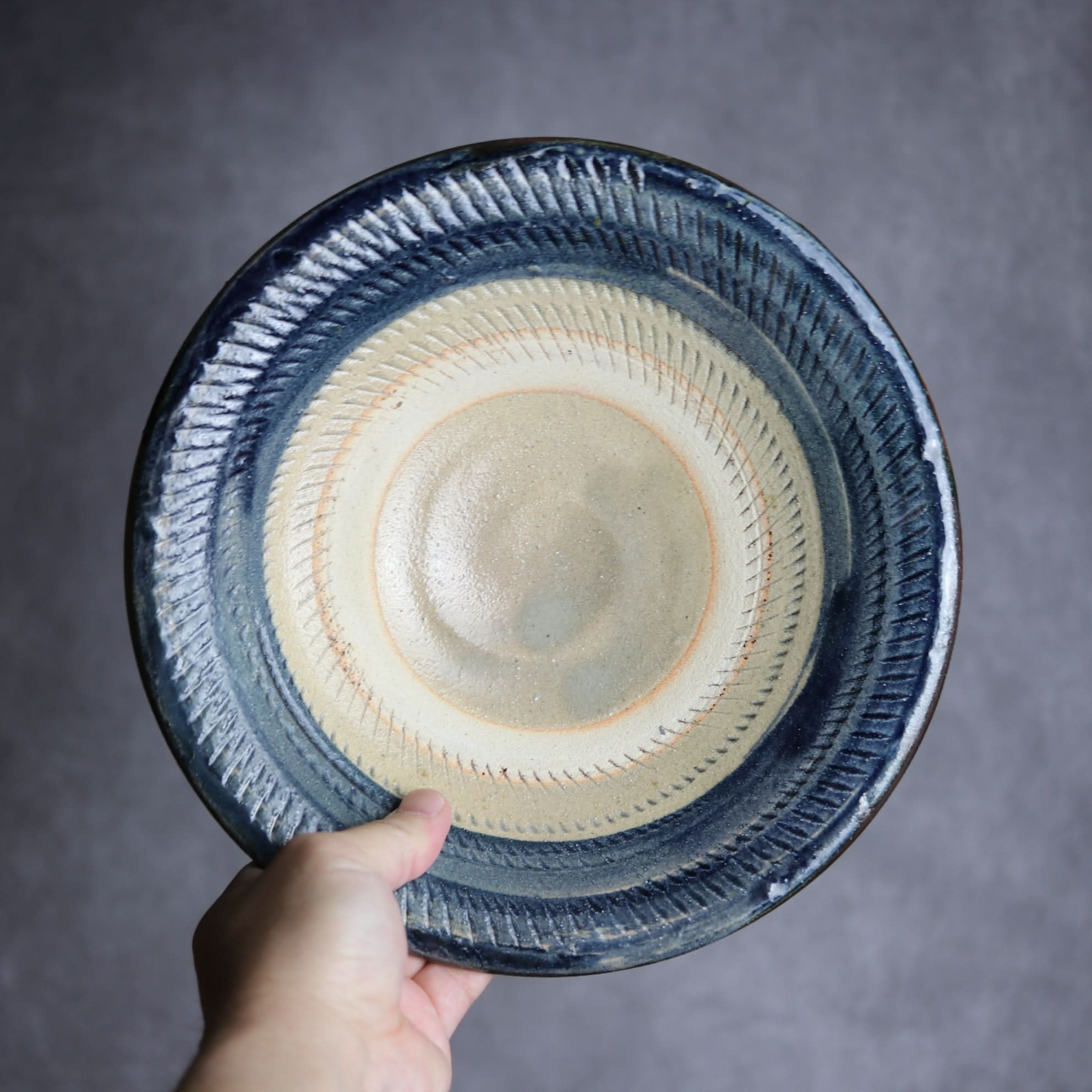 8寸皿1 呉須釉 飛鉋 やちむん 陶器 北窯 宮城正享工房 やちむん 陶器.