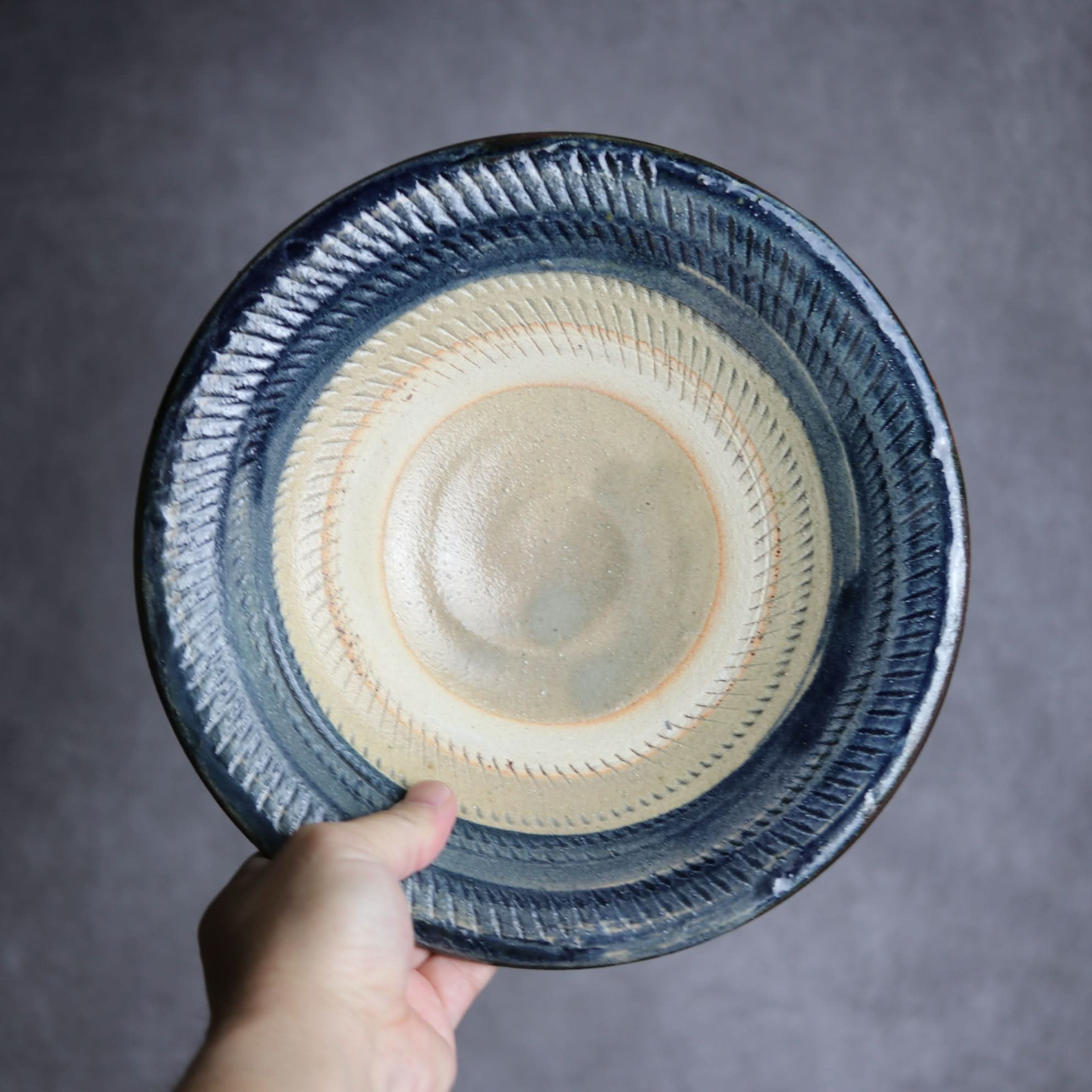 8寸皿1 呉須釉 飛鉋 やちむん 陶器 北窯 宮城正享工房 やちむん 陶器.