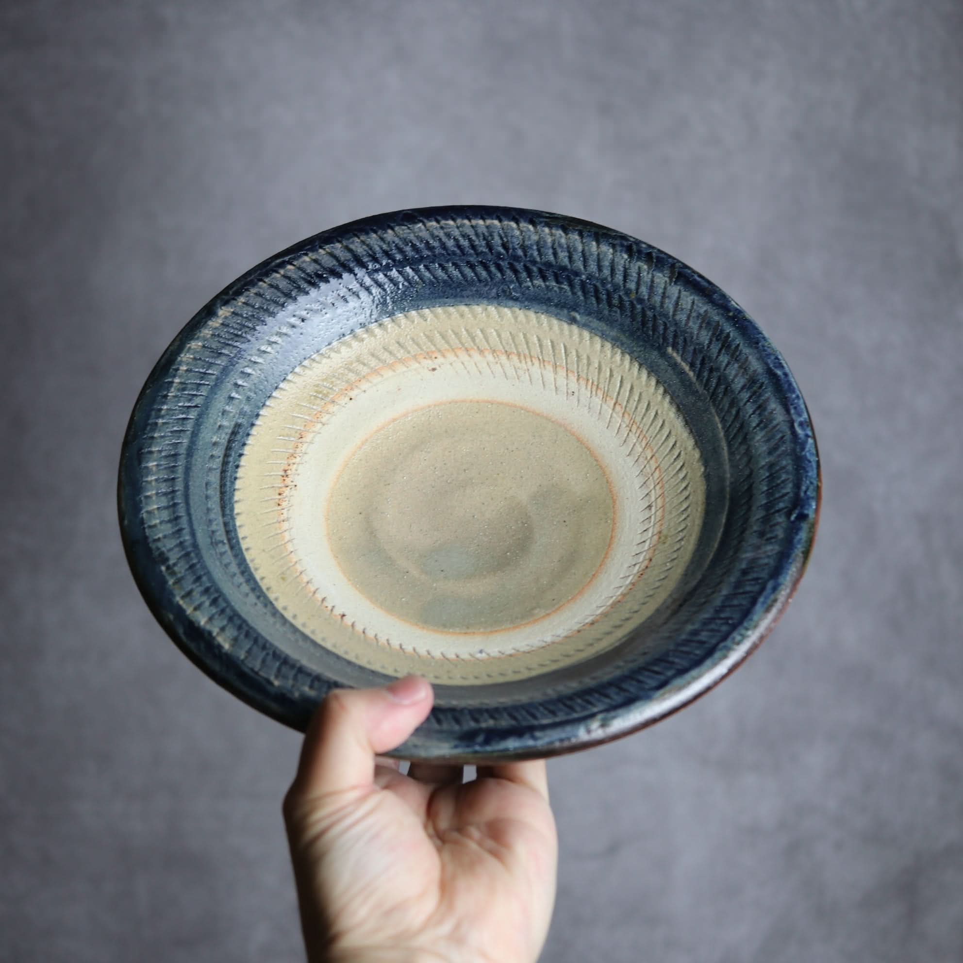 8寸皿1 呉須釉 飛鉋 やちむん 陶器 北窯 宮城正享工房 やちむん 陶器.