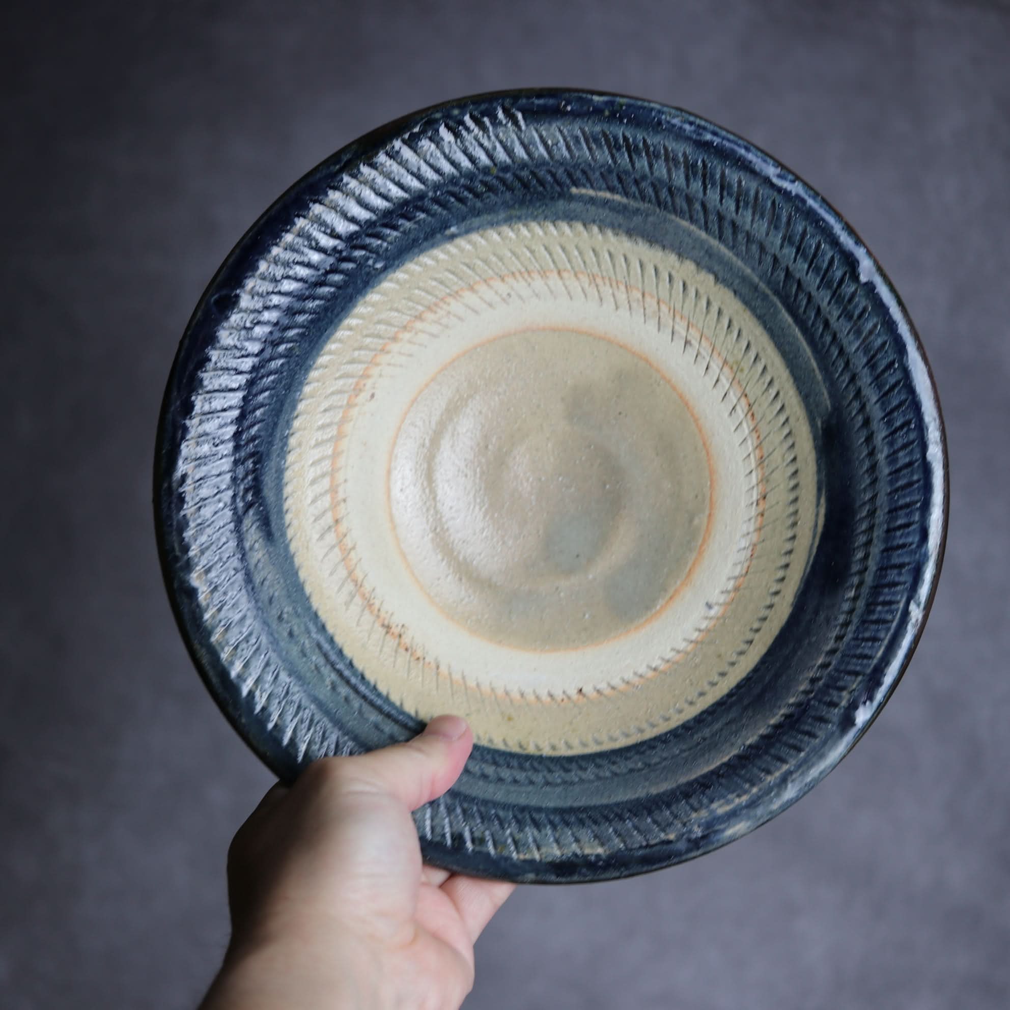 8寸皿1 呉須釉 飛鉋 やちむん 陶器 北窯 宮城正享工房 やちむん 陶器.