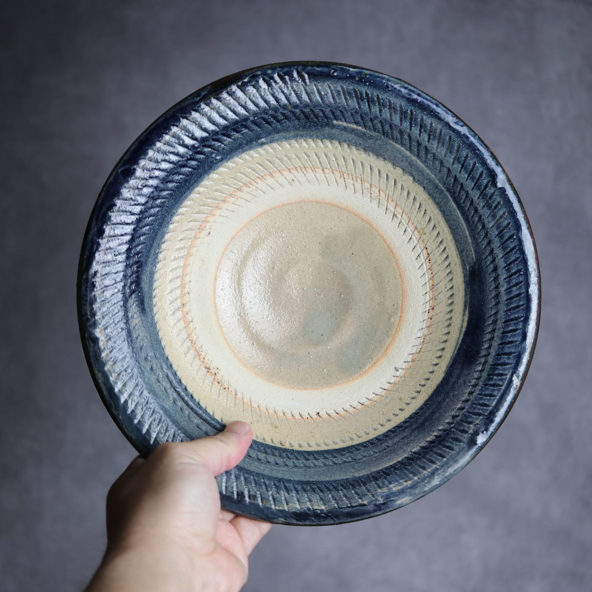 8寸皿1 呉須釉 飛鉋 やちむん 陶器 北窯 宮城正享工房 やちむん 陶器.