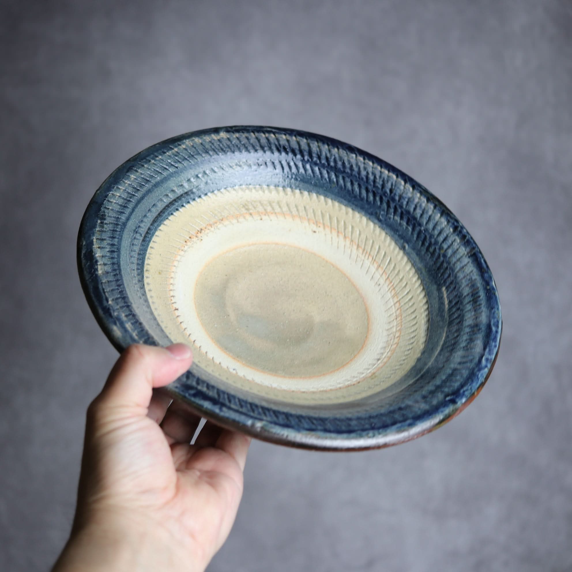 8寸皿1 呉須釉 飛鉋 やちむん 陶器 北窯 宮城正享工房 やちむん 陶器.