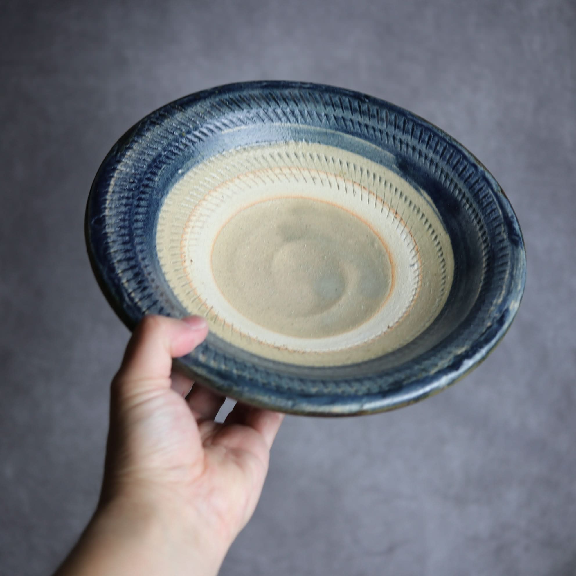 8寸皿1 呉須釉 飛鉋 やちむん 陶器 北窯 宮城正享工房 やちむん 陶器.