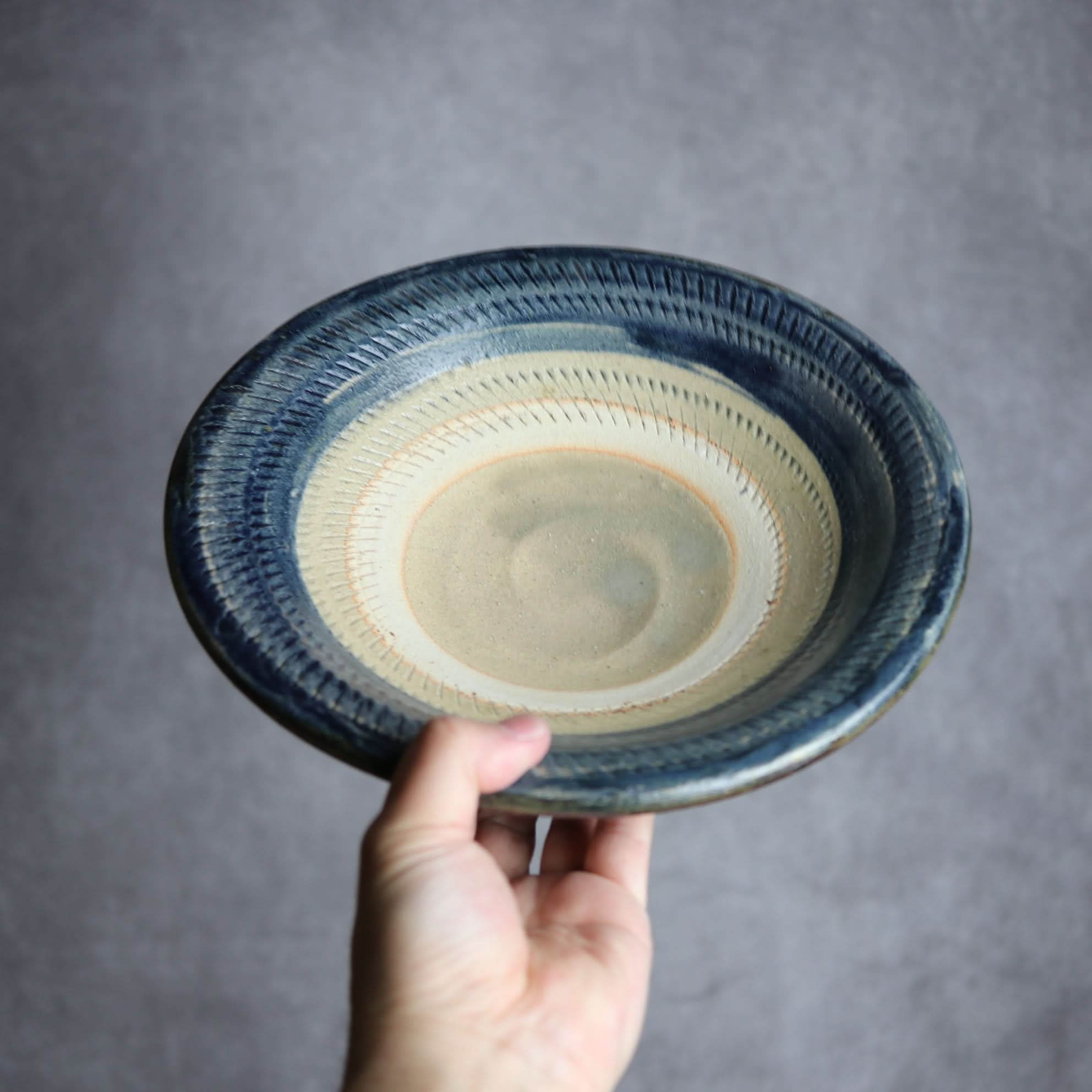 8寸皿1 呉須釉 飛鉋 やちむん 陶器 北窯 宮城正享工房 やちむん 陶器.