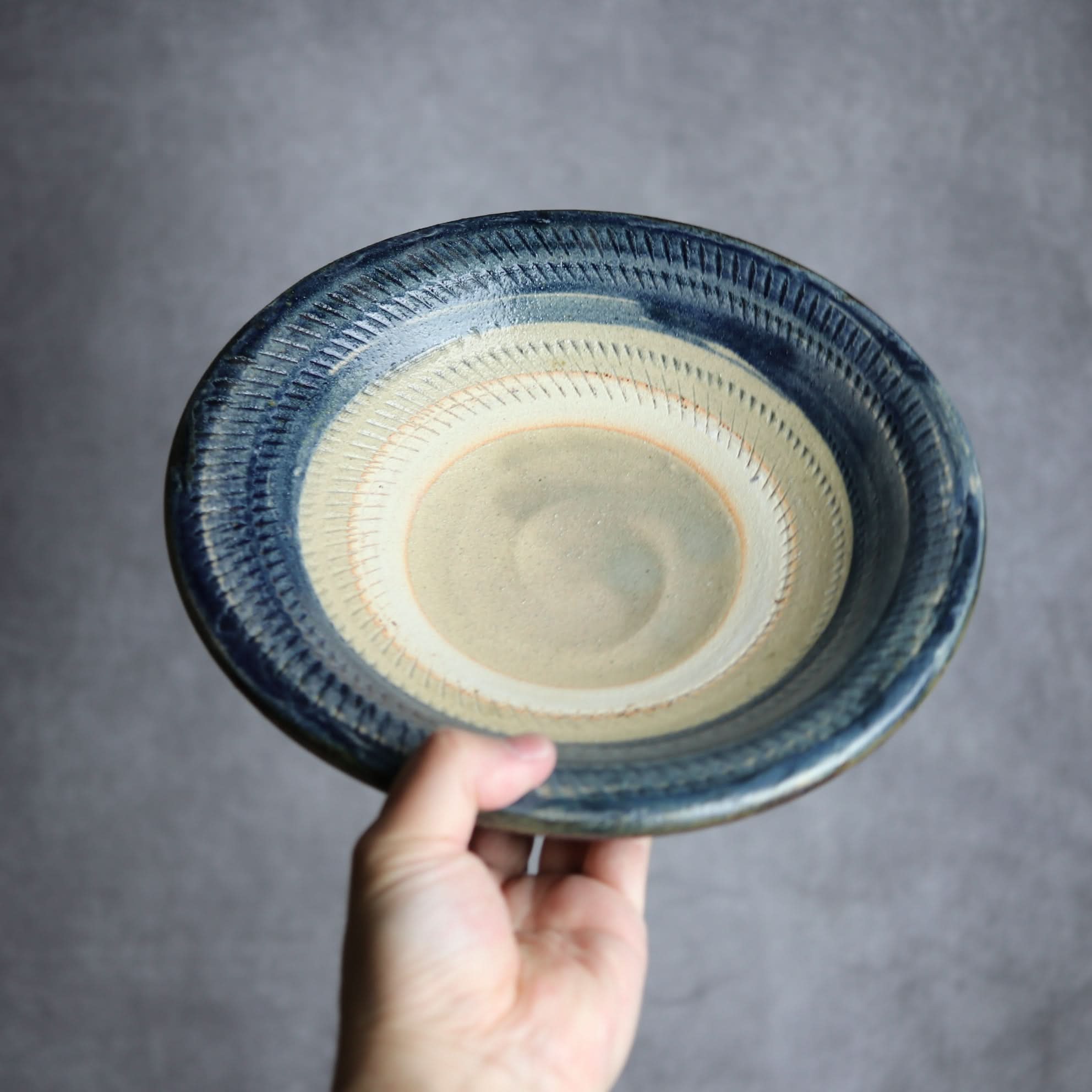 8寸皿1 呉須釉 飛鉋 やちむん 陶器 北窯 宮城正享工房 やちむん 陶器.