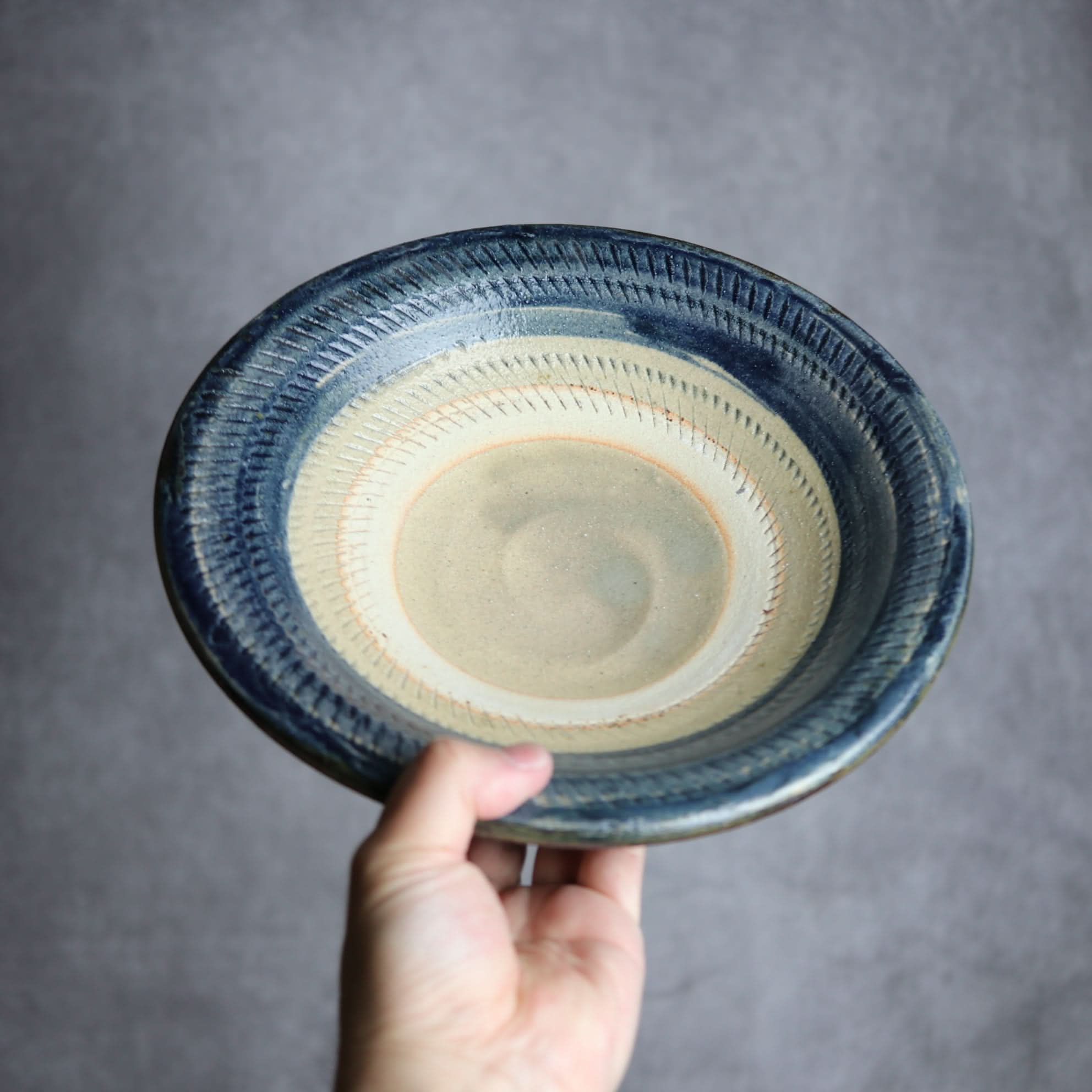 8寸皿1 呉須釉 飛鉋 やちむん 陶器 北窯 宮城正享工房 やちむん 陶器.