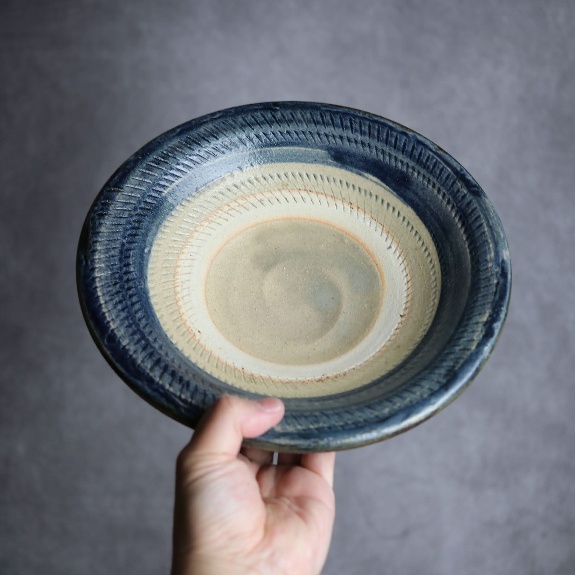 8寸皿1 呉須釉 飛鉋 やちむん 陶器 北窯 宮城正享工房 やちむん 陶器.