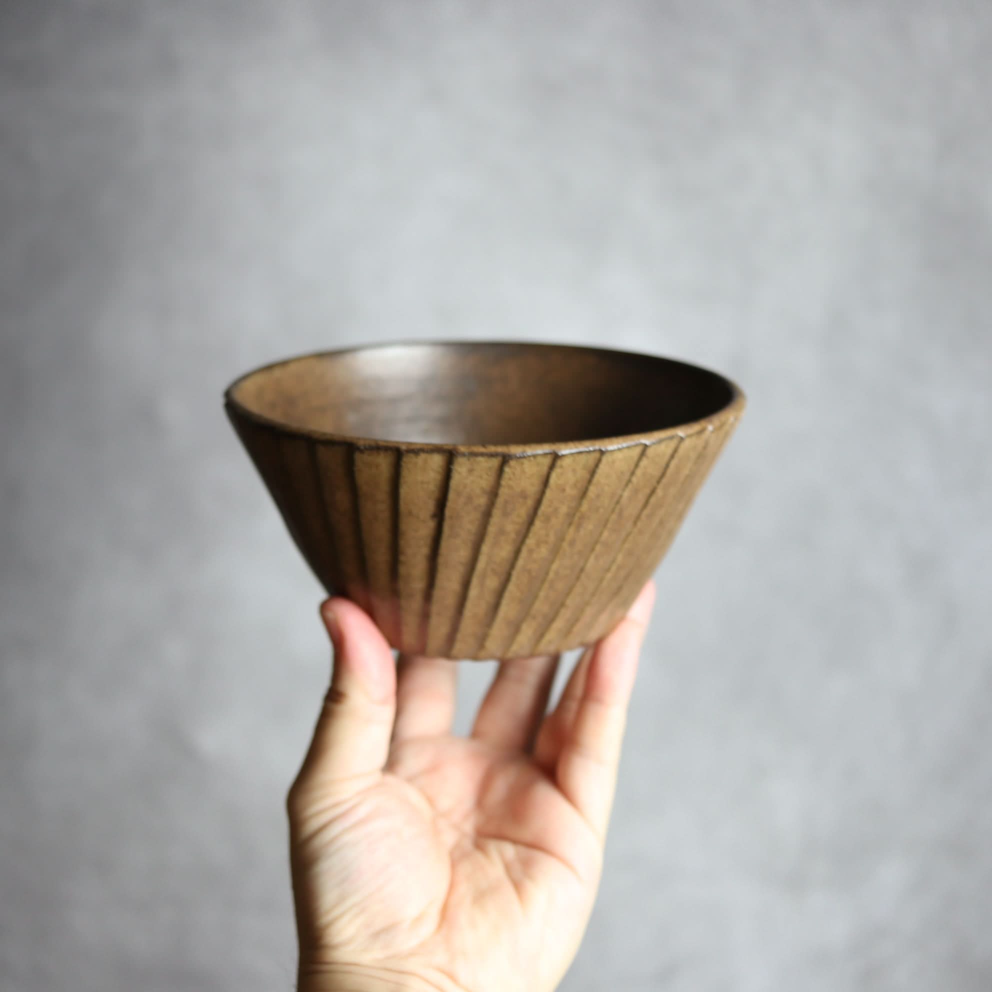 5寸ボウル1 ダークブラウン 斜めプリーツ やちむん 陶器 cerca やちむん 陶器.