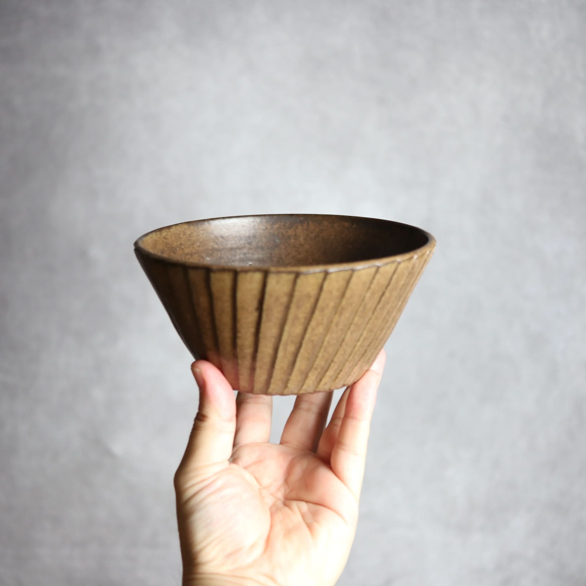 5寸ボウル1 ダークブラウン 斜めプリーツ やちむん 陶器 cerca やちむん 陶器.