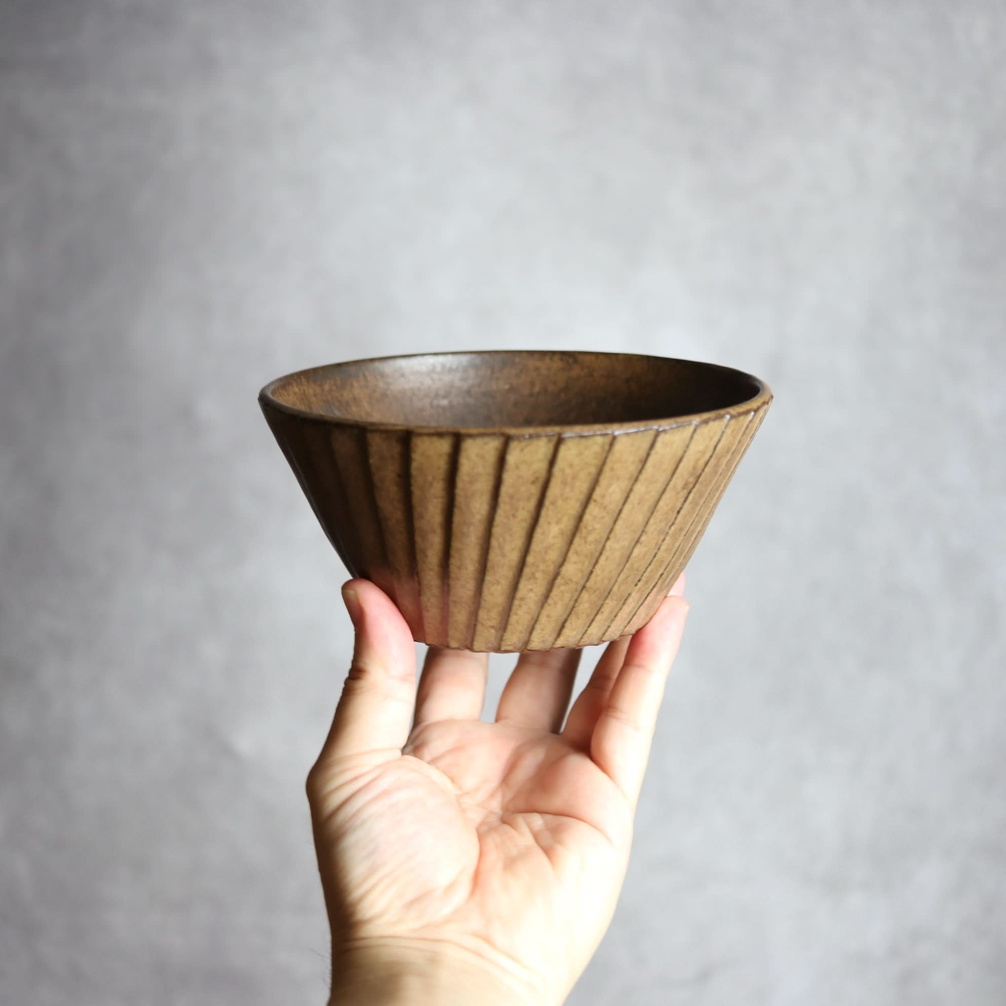 5寸ボウル1 ダークブラウン 斜めプリーツ やちむん 陶器 cerca やちむん 陶器.