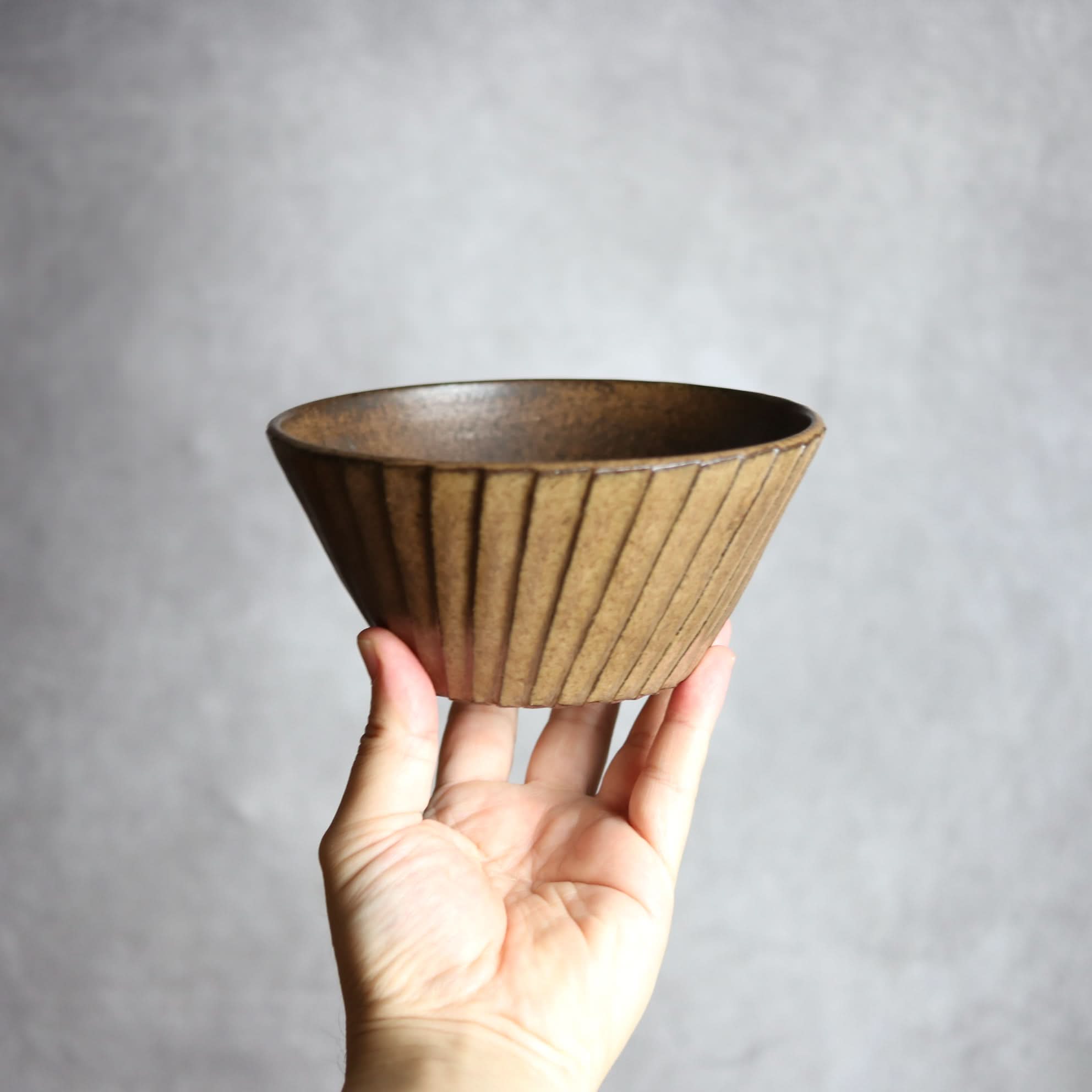 5寸ボウル1 ダークブラウン 斜めプリーツ やちむん 陶器 cerca やちむん 陶器.