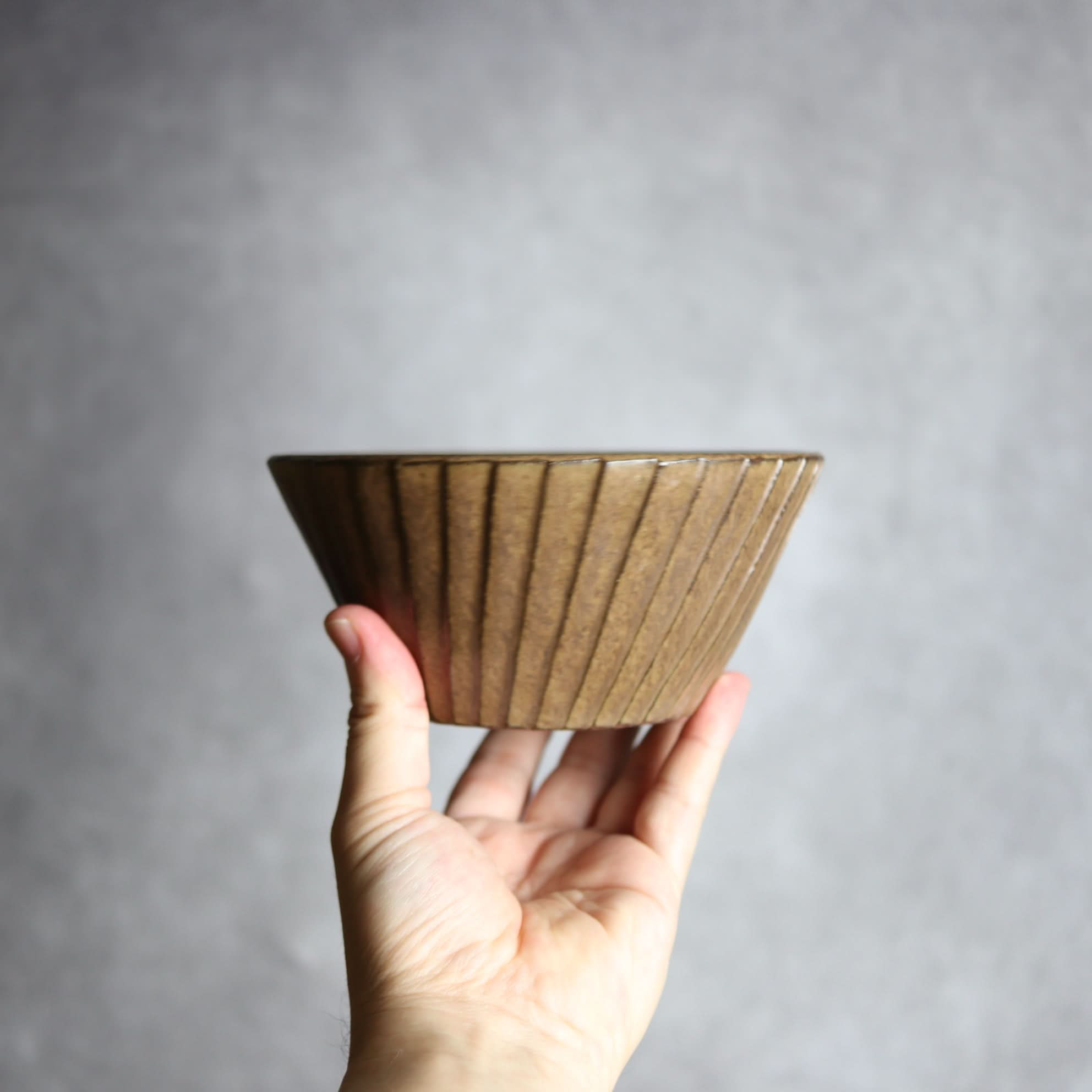 5寸ボウル1 ダークブラウン 斜めプリーツ やちむん 陶器 cerca やちむん 陶器.
