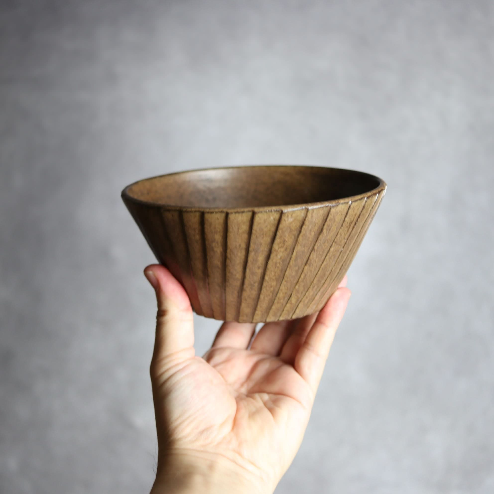 5寸ボウル1 ダークブラウン 斜めプリーツ やちむん 陶器 cerca やちむん 陶器.