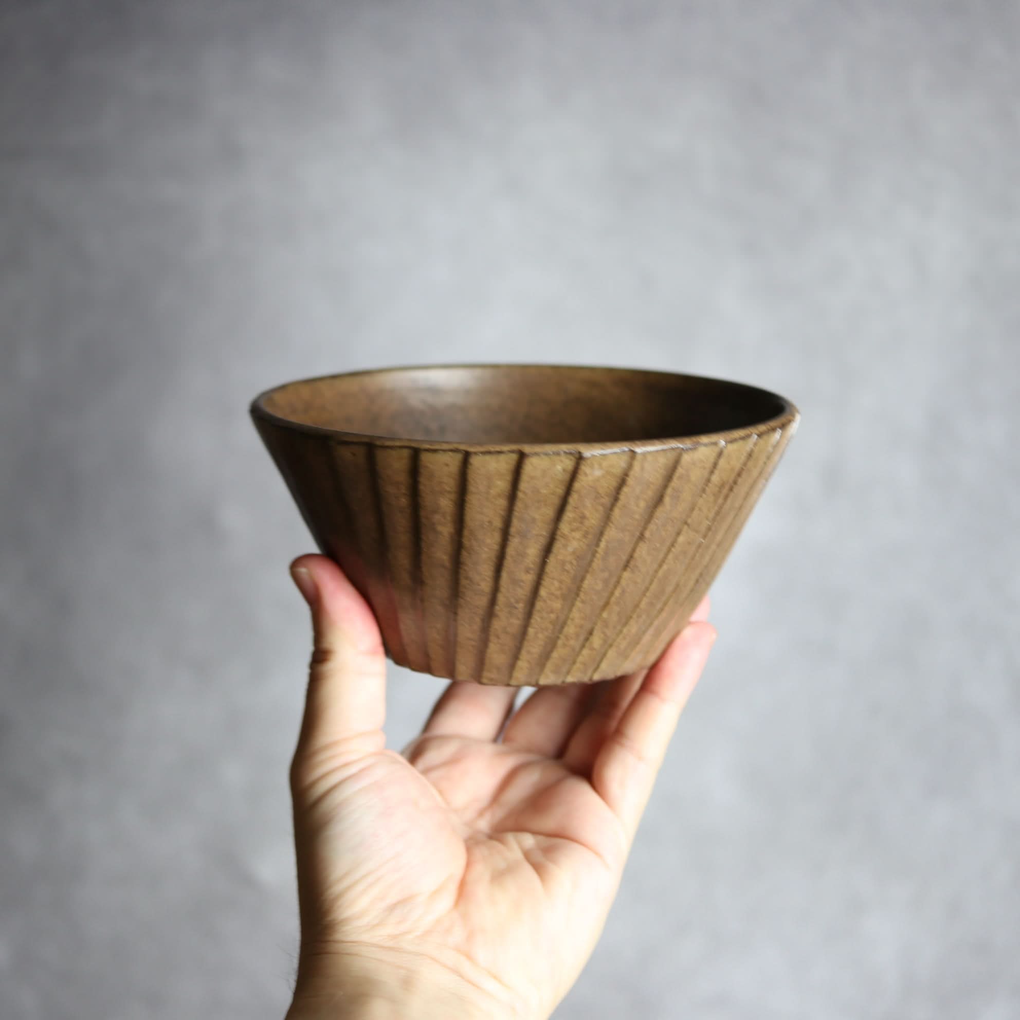 5寸ボウル1 ダークブラウン 斜めプリーツ やちむん 陶器 cerca やちむん 陶器.