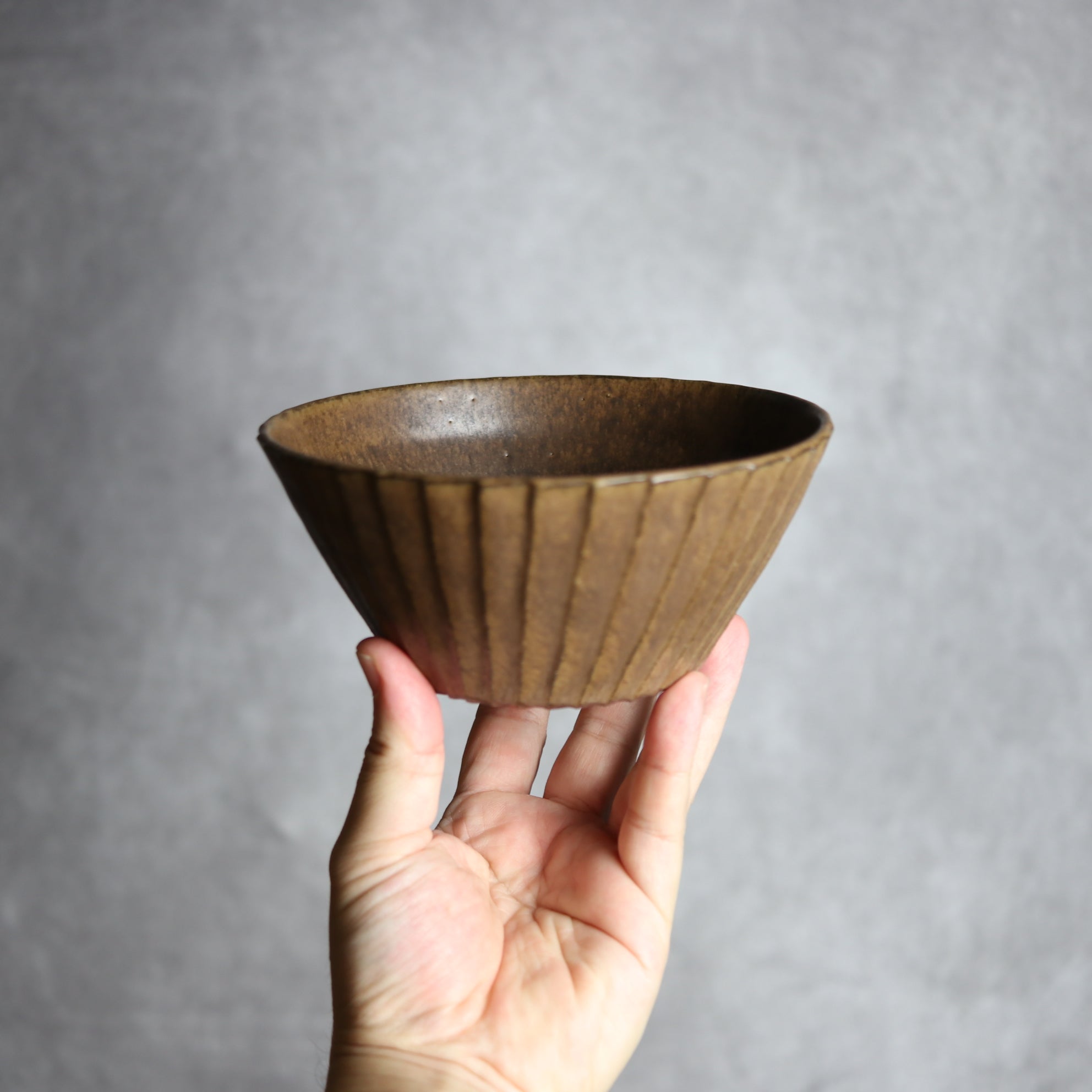 5寸ボウル1 ダークブラウン 斜めプリーツ やちむん 陶器 cerca やちむん 陶器.