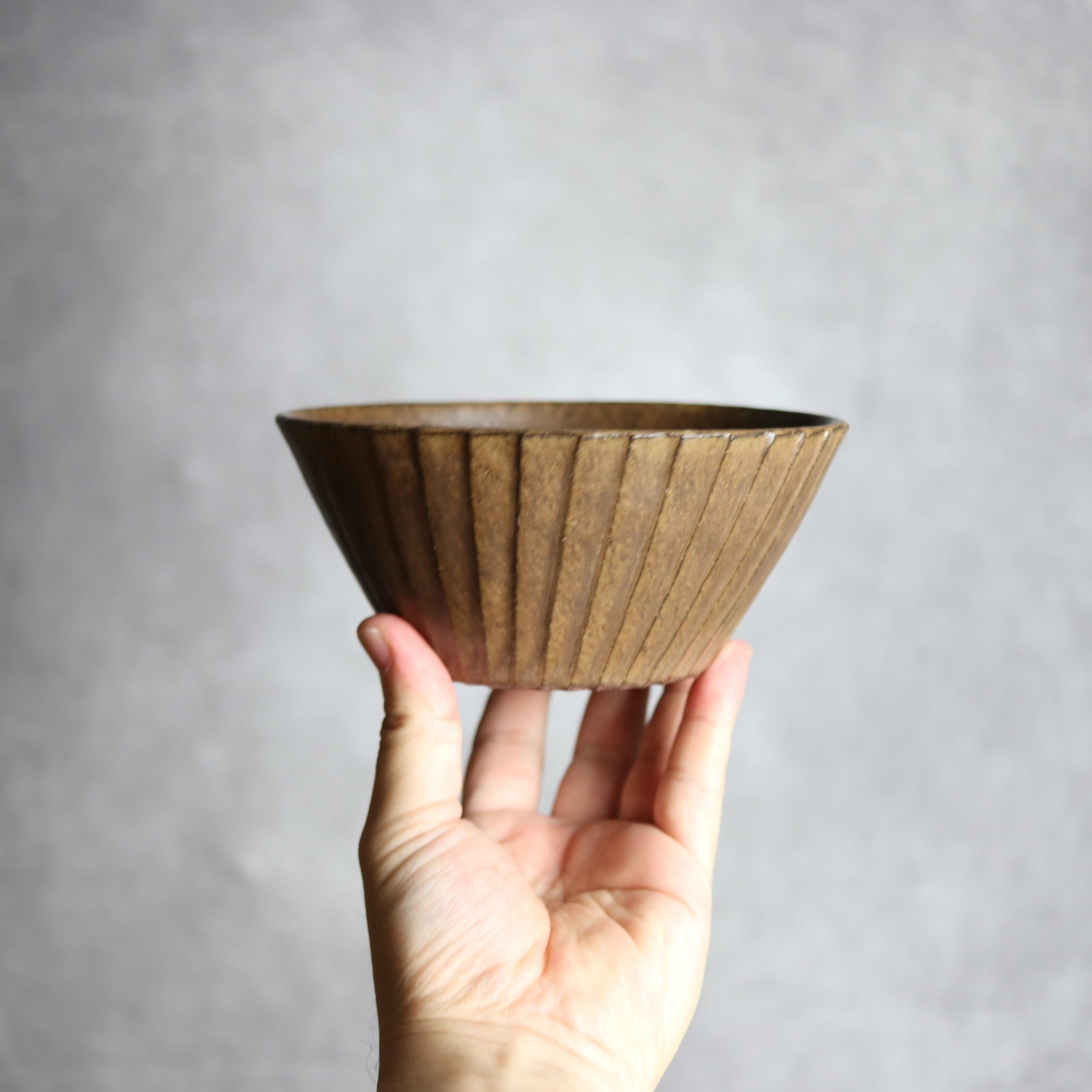 5寸ボウル1 ダークブラウン 斜めプリーツ やちむん 陶器 cerca やちむん 陶器.