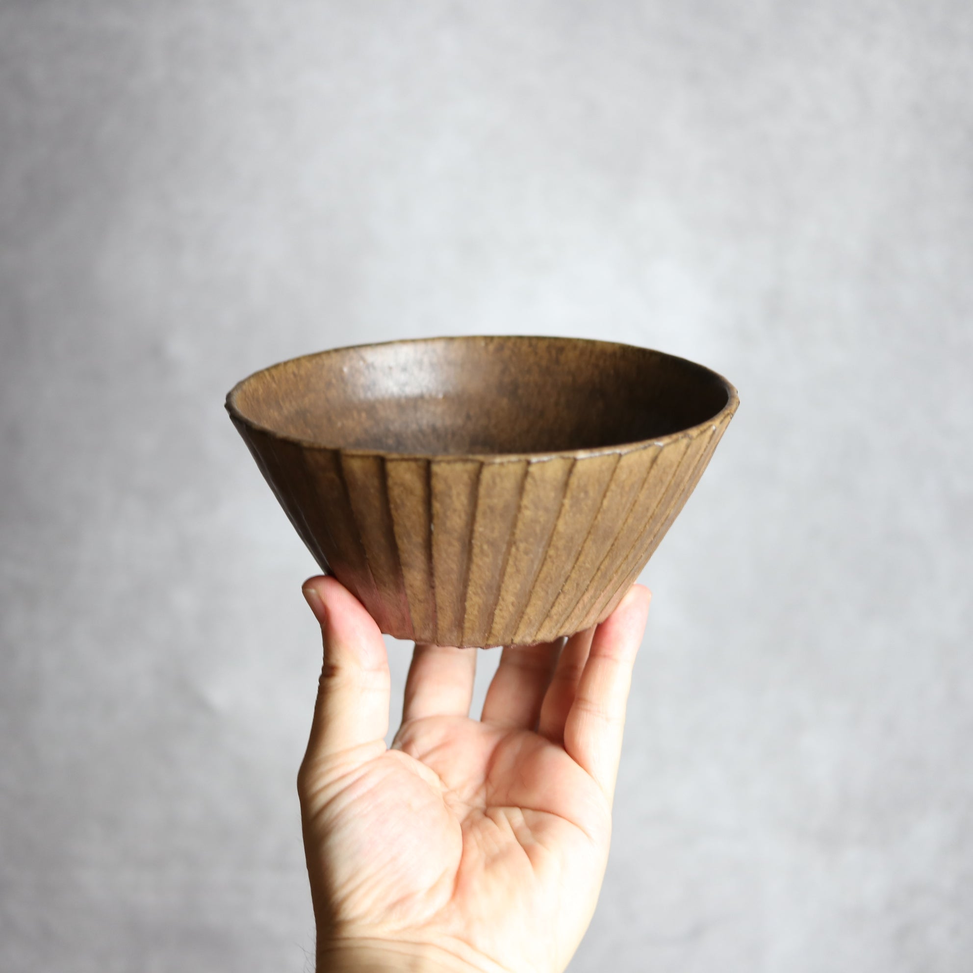 5寸ボウル1 ダークブラウン 斜めプリーツ やちむん 陶器 cerca やちむん 陶器.