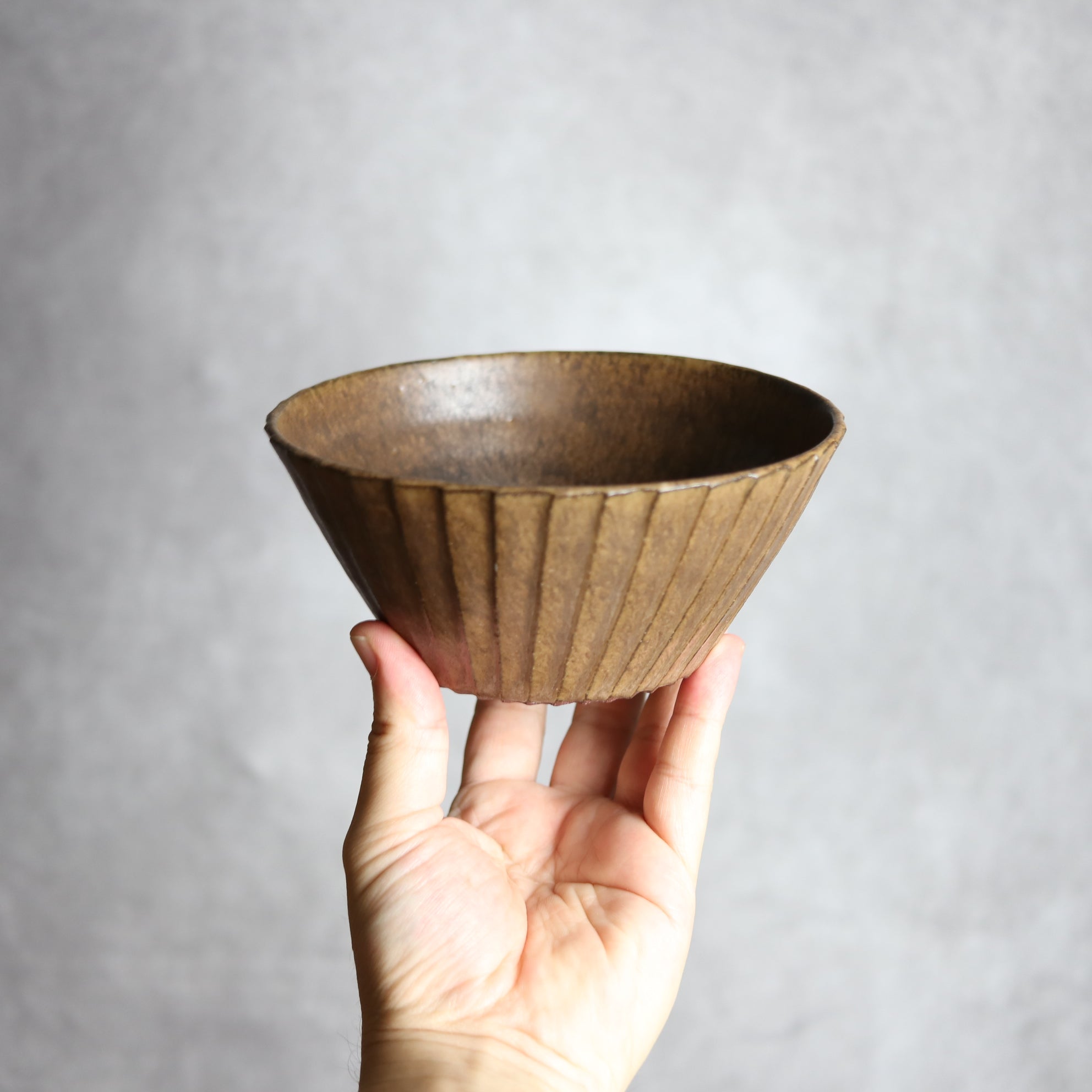 5寸ボウル1 ダークブラウン 斜めプリーツ やちむん 陶器 cerca やちむん 陶器.