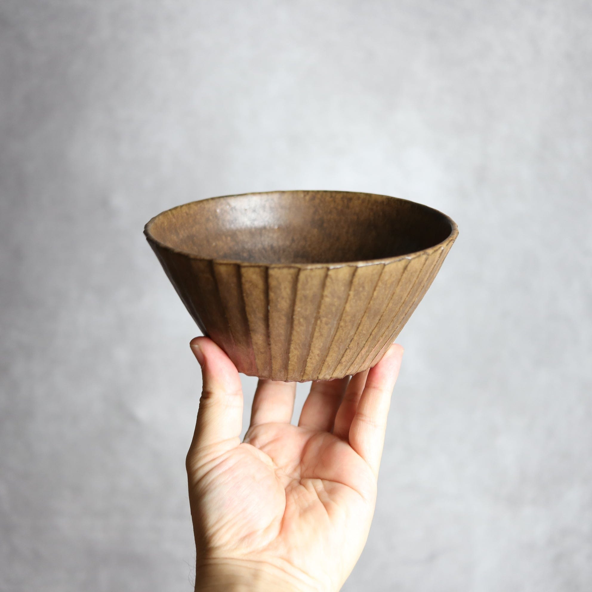 5寸ボウル1 ダークブラウン 斜めプリーツ やちむん 陶器 cerca やちむん 陶器.