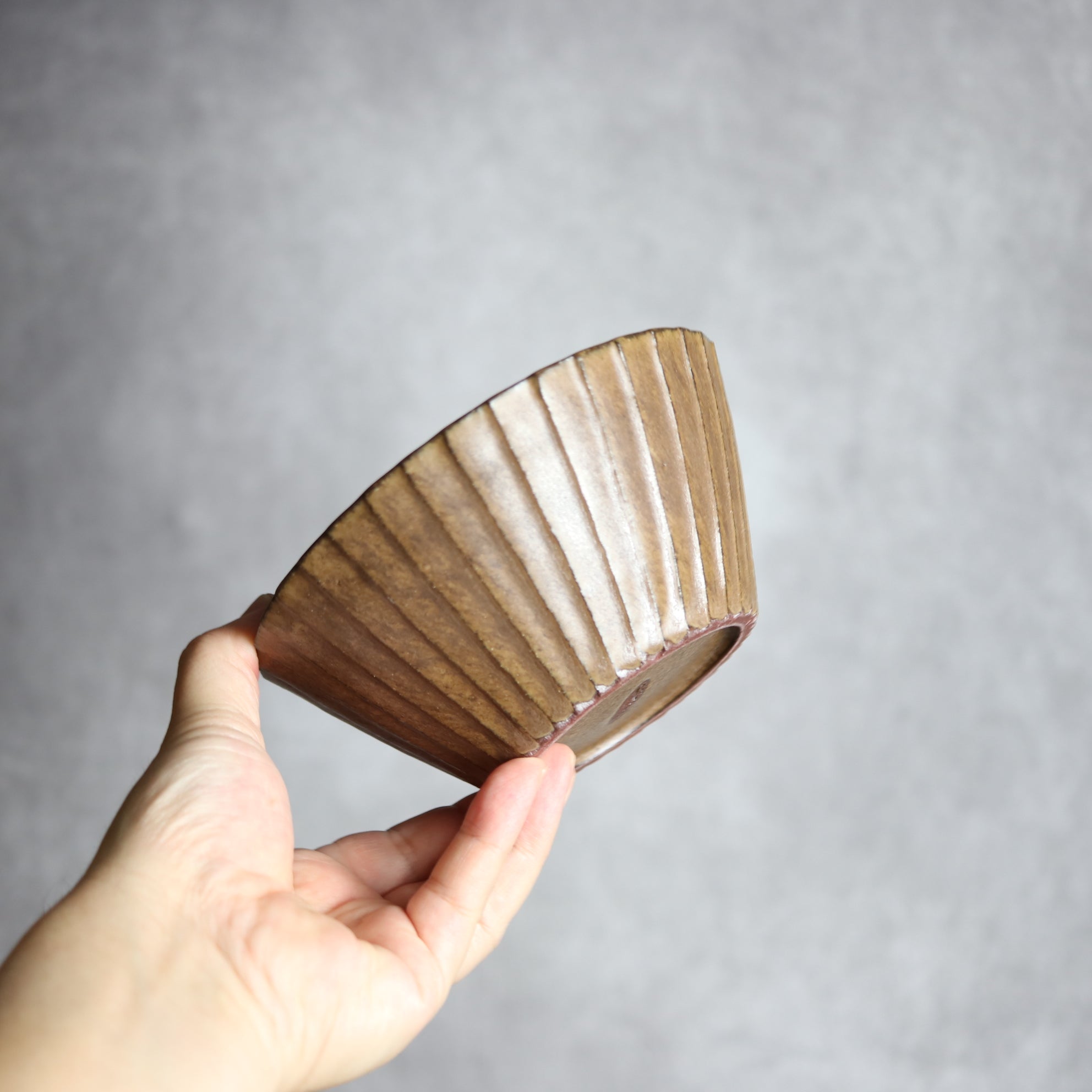 5寸ボウル1 ダークブラウン 斜めプリーツ やちむん 陶器 cerca やちむん 陶器.