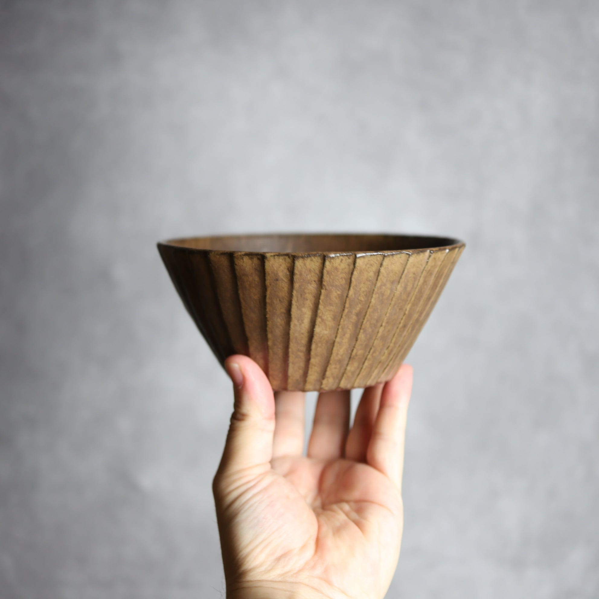 5寸ボウル1 ダークブラウン 斜めプリーツ やちむん 陶器 cerca やちむん 陶器.