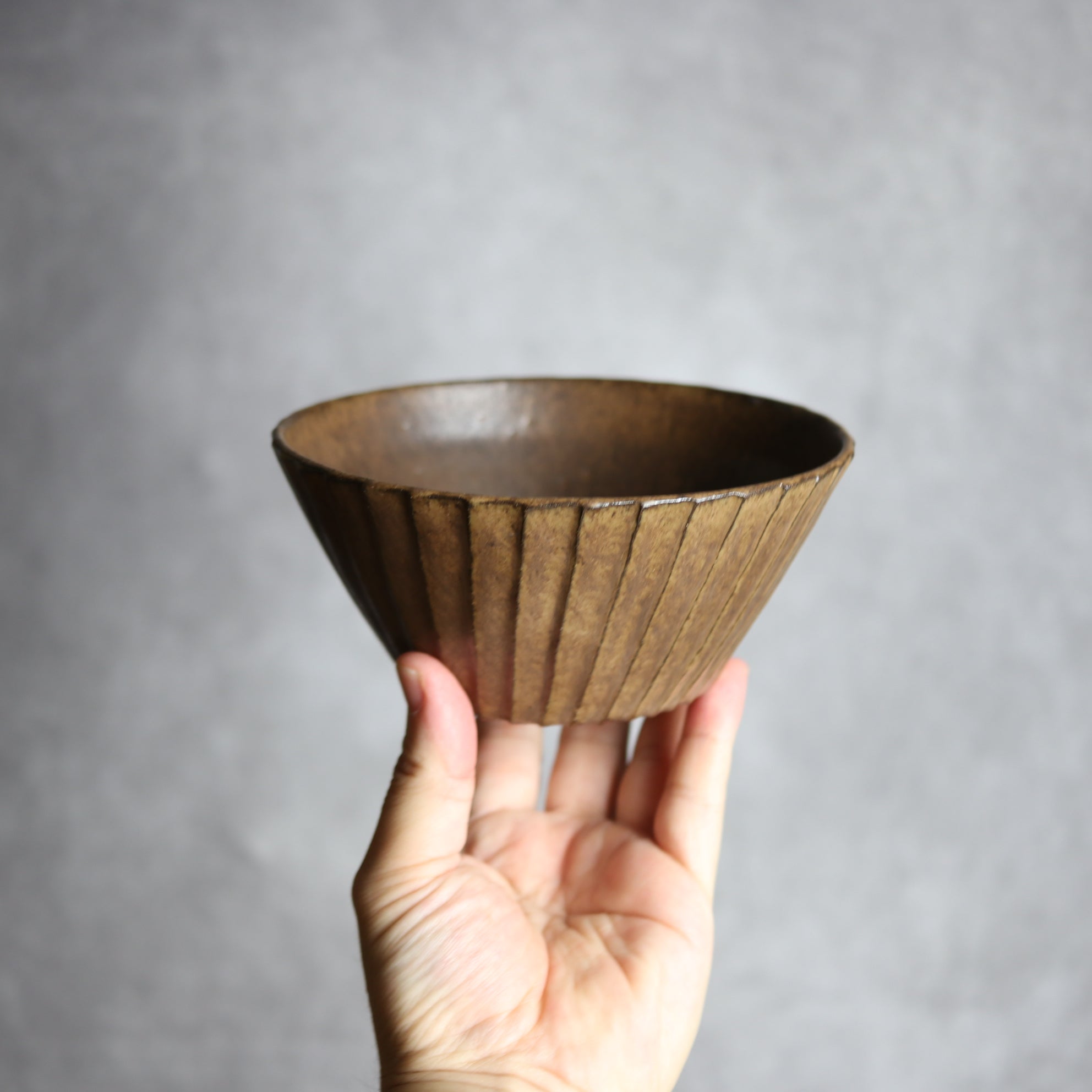 5寸ボウル1 ダークブラウン 斜めプリーツ やちむん 陶器 cerca やちむん 陶器.