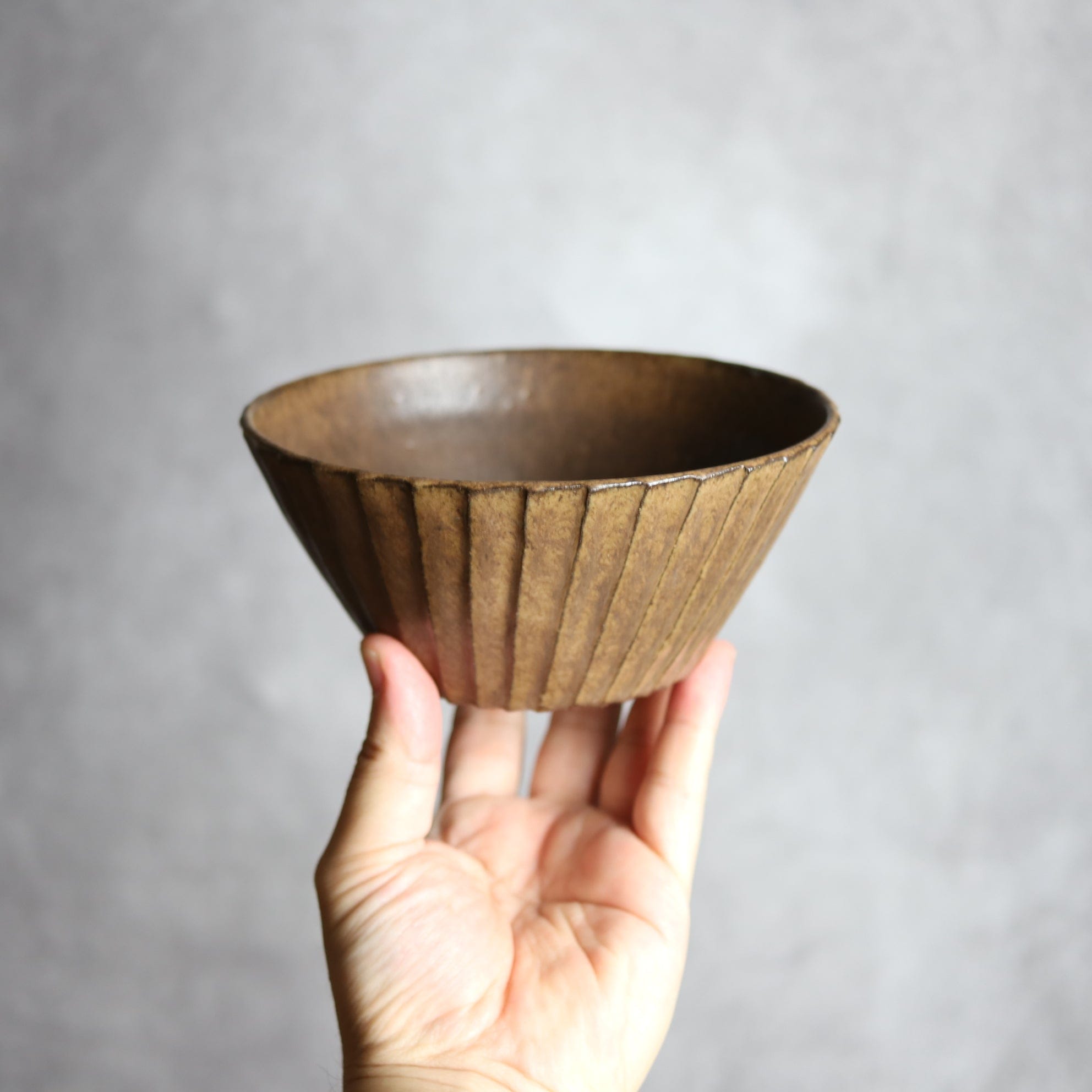 5寸ボウル1 ダークブラウン 斜めプリーツ やちむん 陶器 cerca やちむん 陶器.