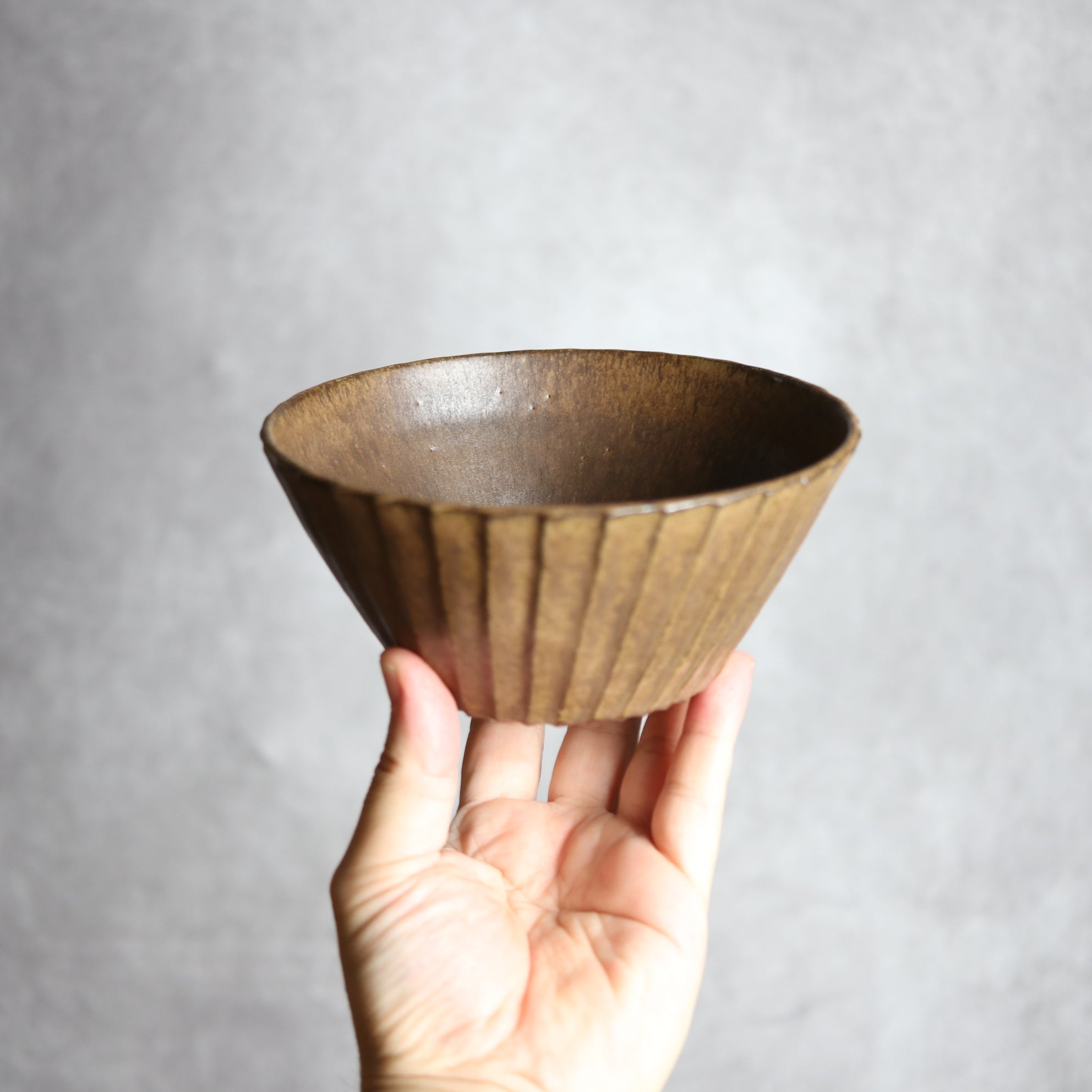 5寸ボウル1 ダークブラウン 斜めプリーツ やちむん 陶器 cerca やちむん 陶器.