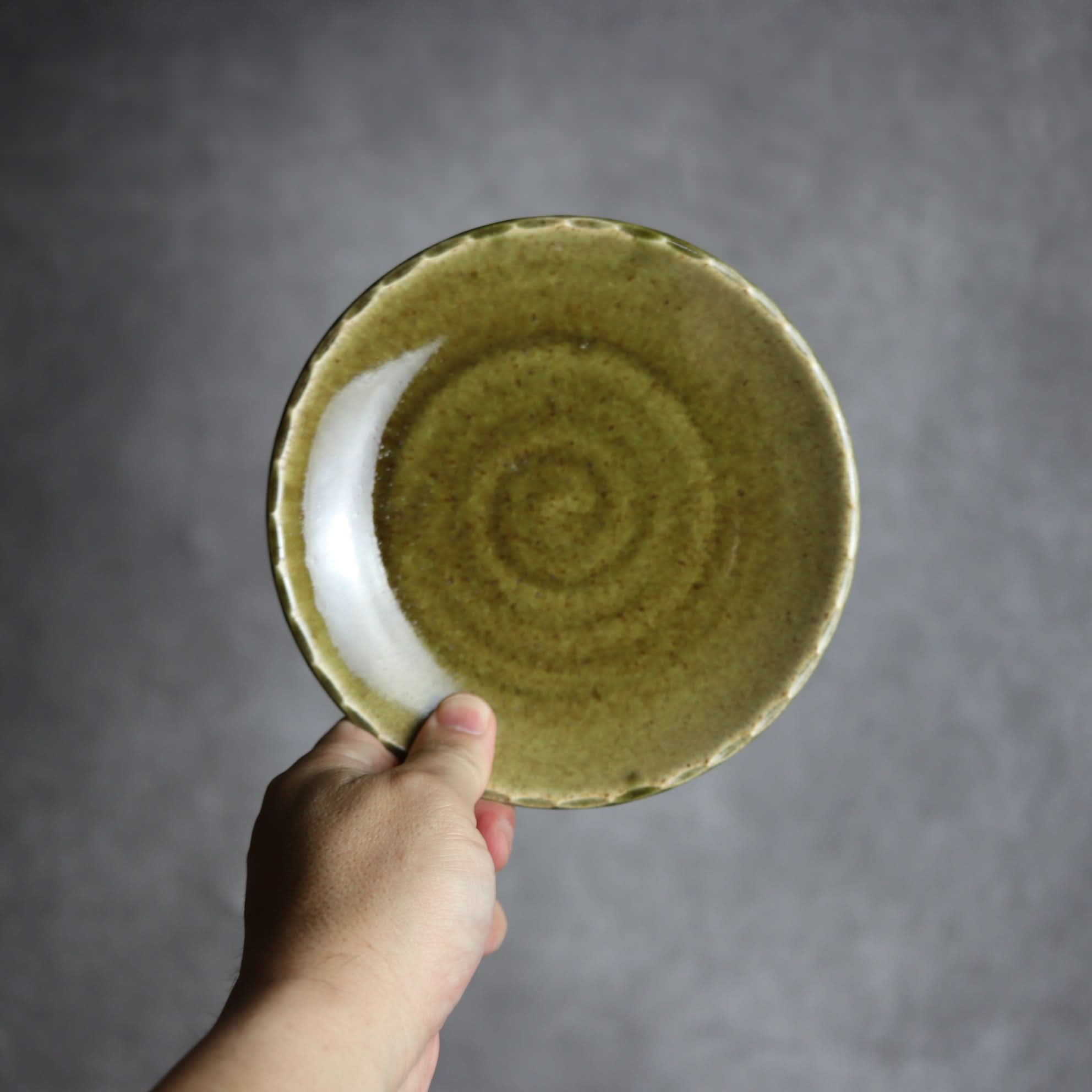 リム5寸プレート1 オリーブグリーン 花口縁 やちむん 陶器 cerca やちむん 陶器.