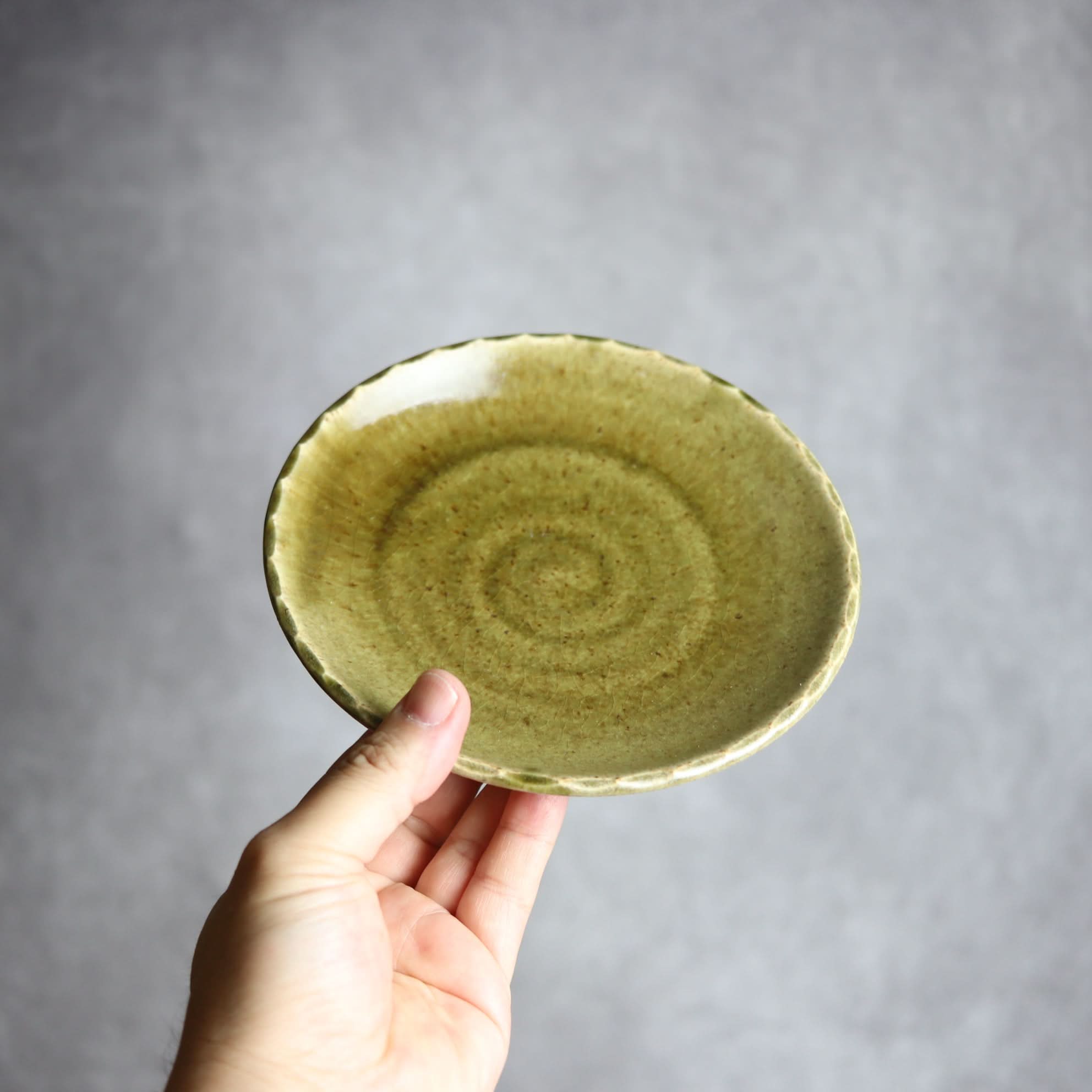 リム5寸プレート1 オリーブグリーン 花口縁 やちむん 陶器 cerca やちむん 陶器.