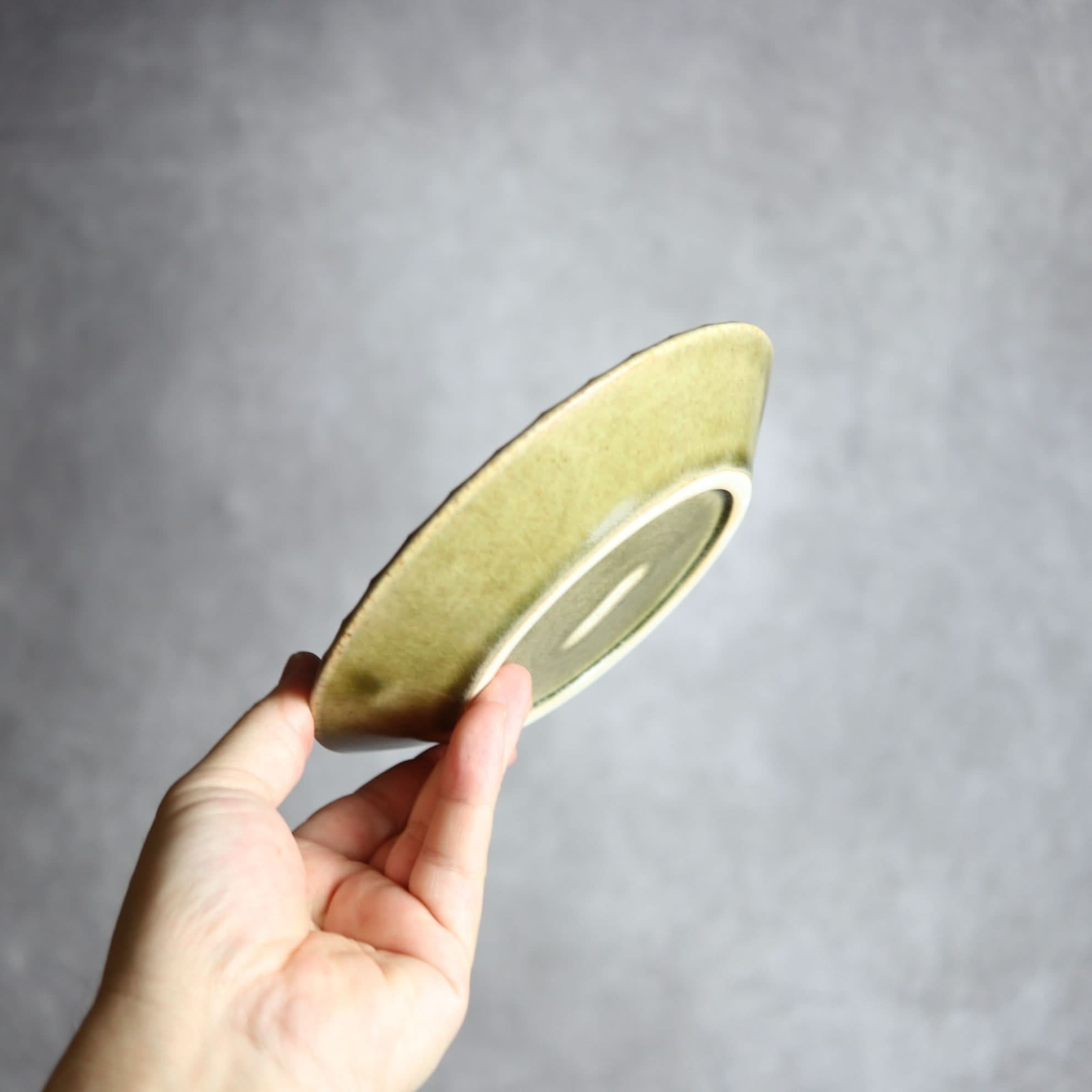 リム5寸プレート1 オリーブグリーン 花口縁 やちむん 陶器 cerca やちむん 陶器.