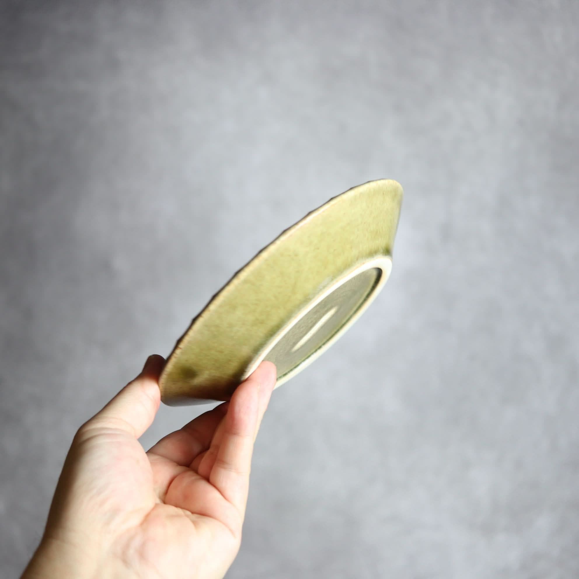 リム5寸プレート1 オリーブグリーン 花口縁 やちむん 陶器 cerca やちむん 陶器.