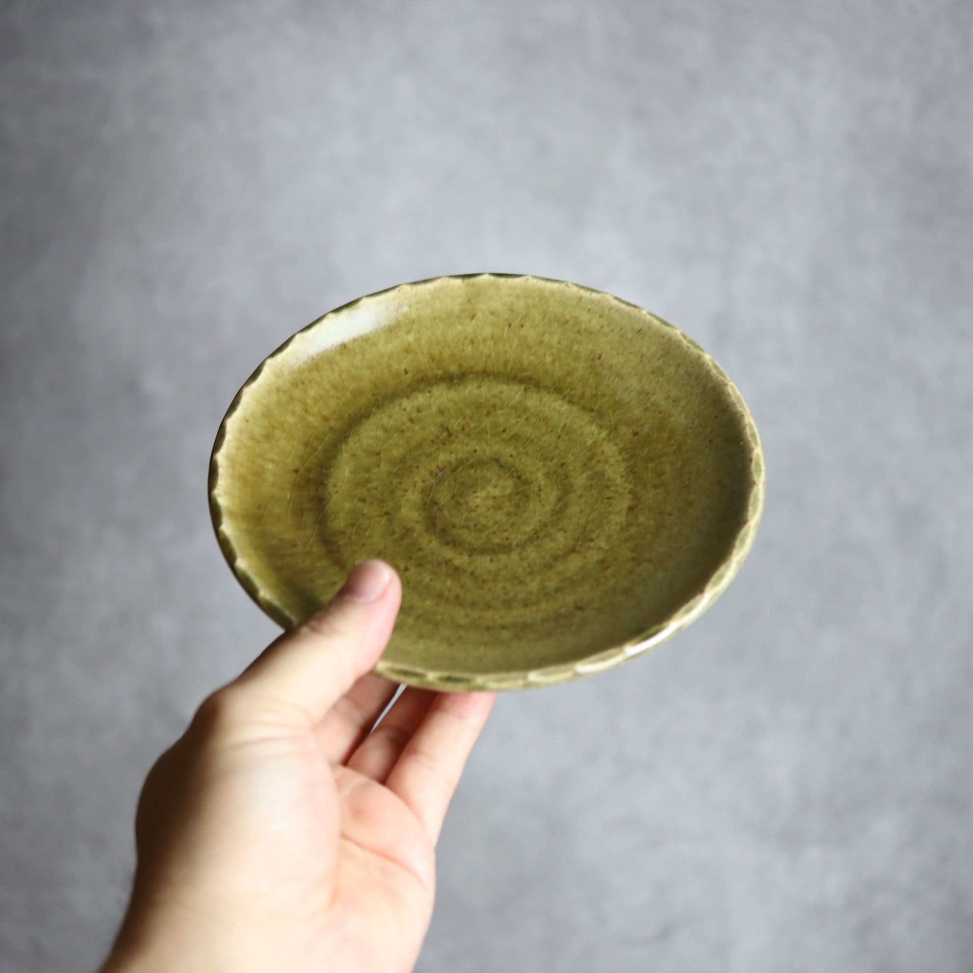 リム5寸プレート1 オリーブグリーン 花口縁 やちむん 陶器 cerca やちむん 陶器.