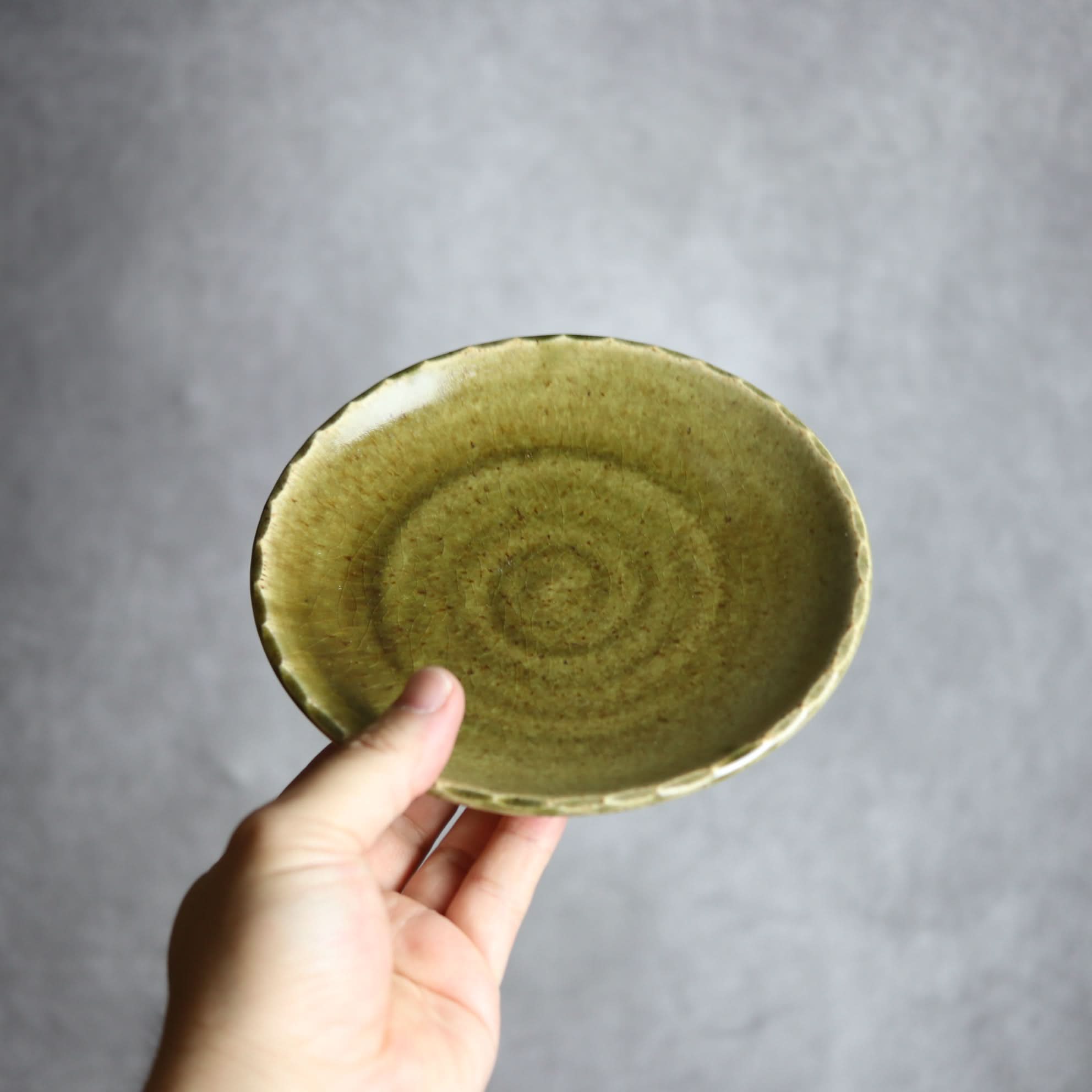 リム5寸プレート1 オリーブグリーン 花口縁 やちむん 陶器 cerca やちむん 陶器.
