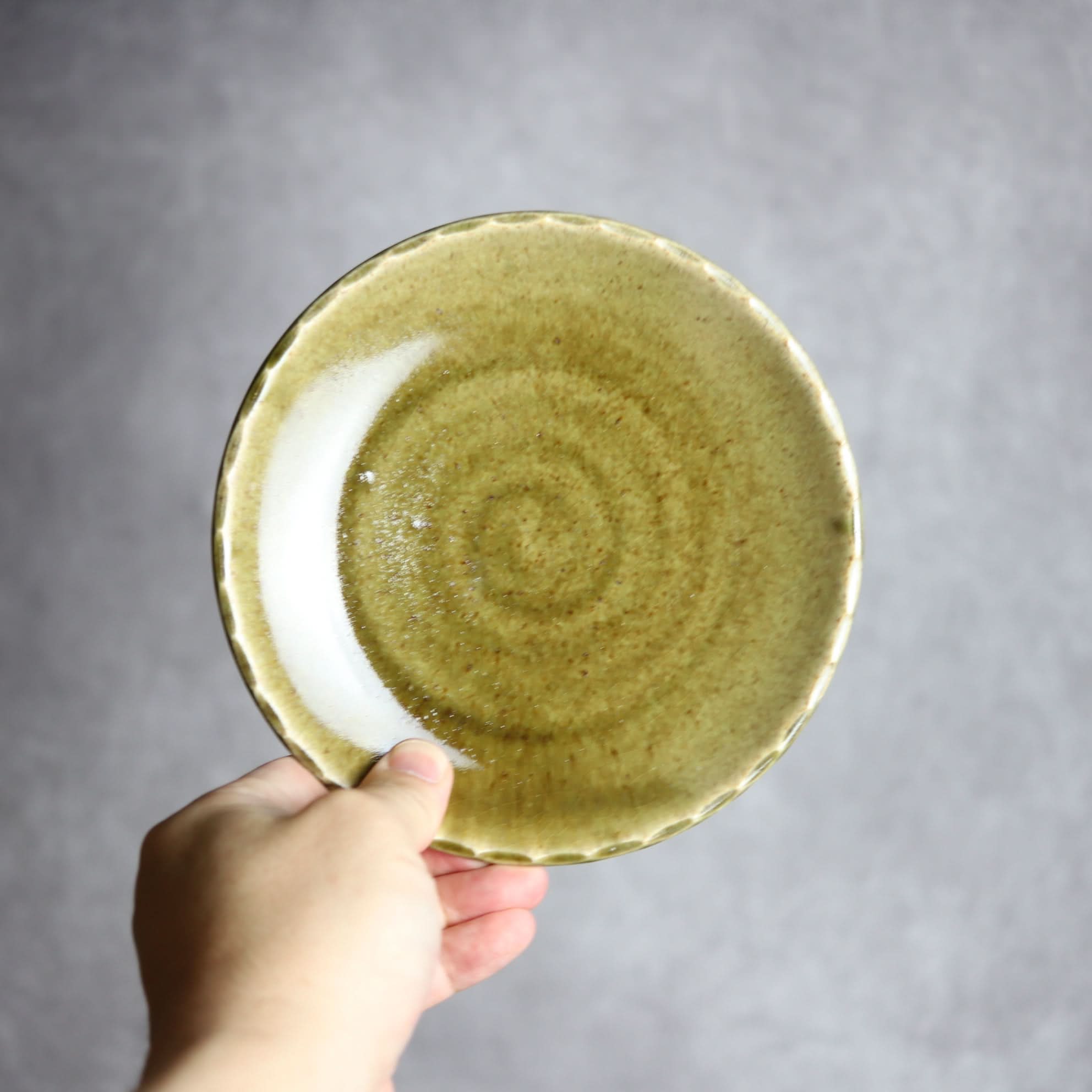リム5寸プレート1 オリーブグリーン 花口縁 やちむん 陶器 cerca やちむん 陶器.
