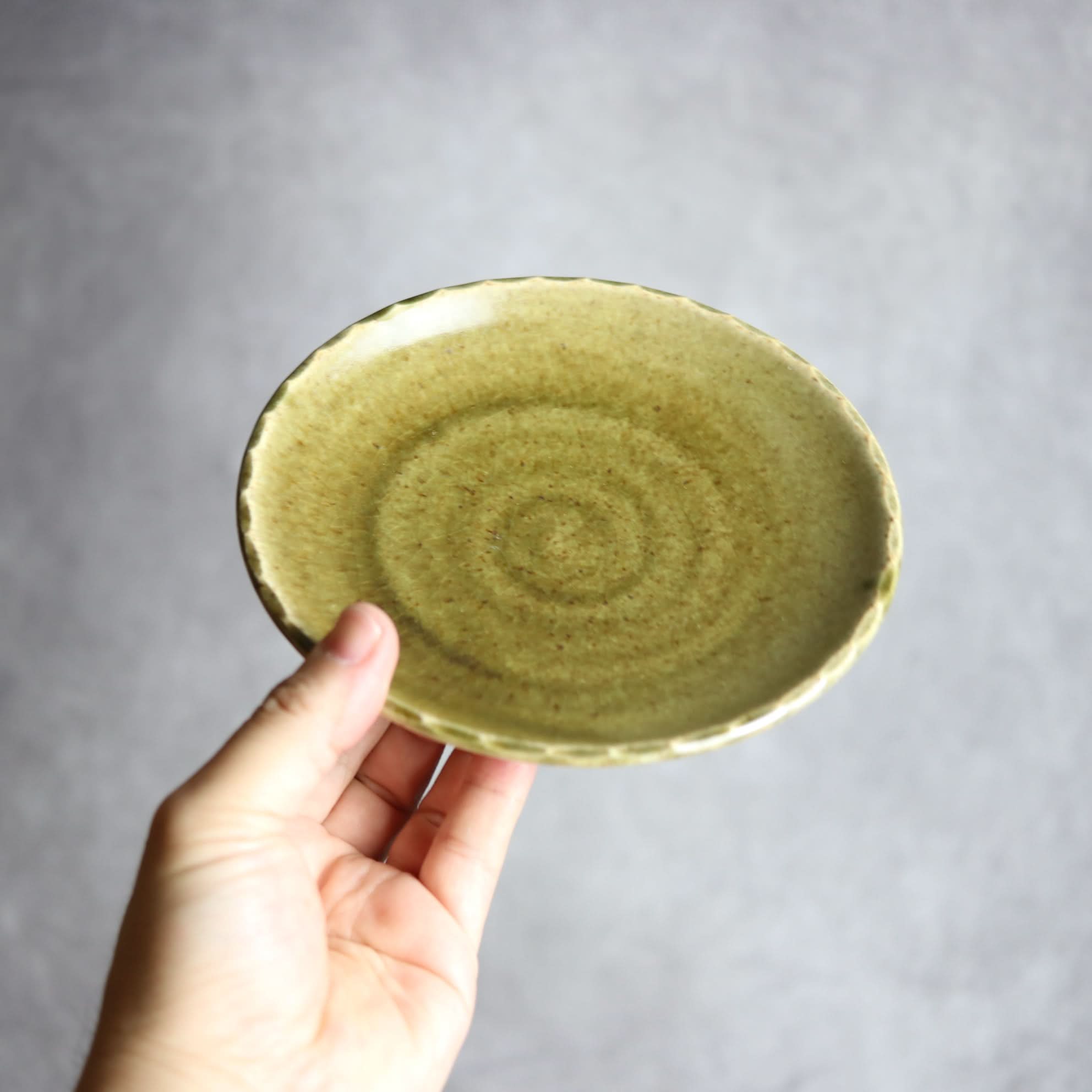 リム5寸プレート1 オリーブグリーン 花口縁 やちむん 陶器 cerca やちむん 陶器.