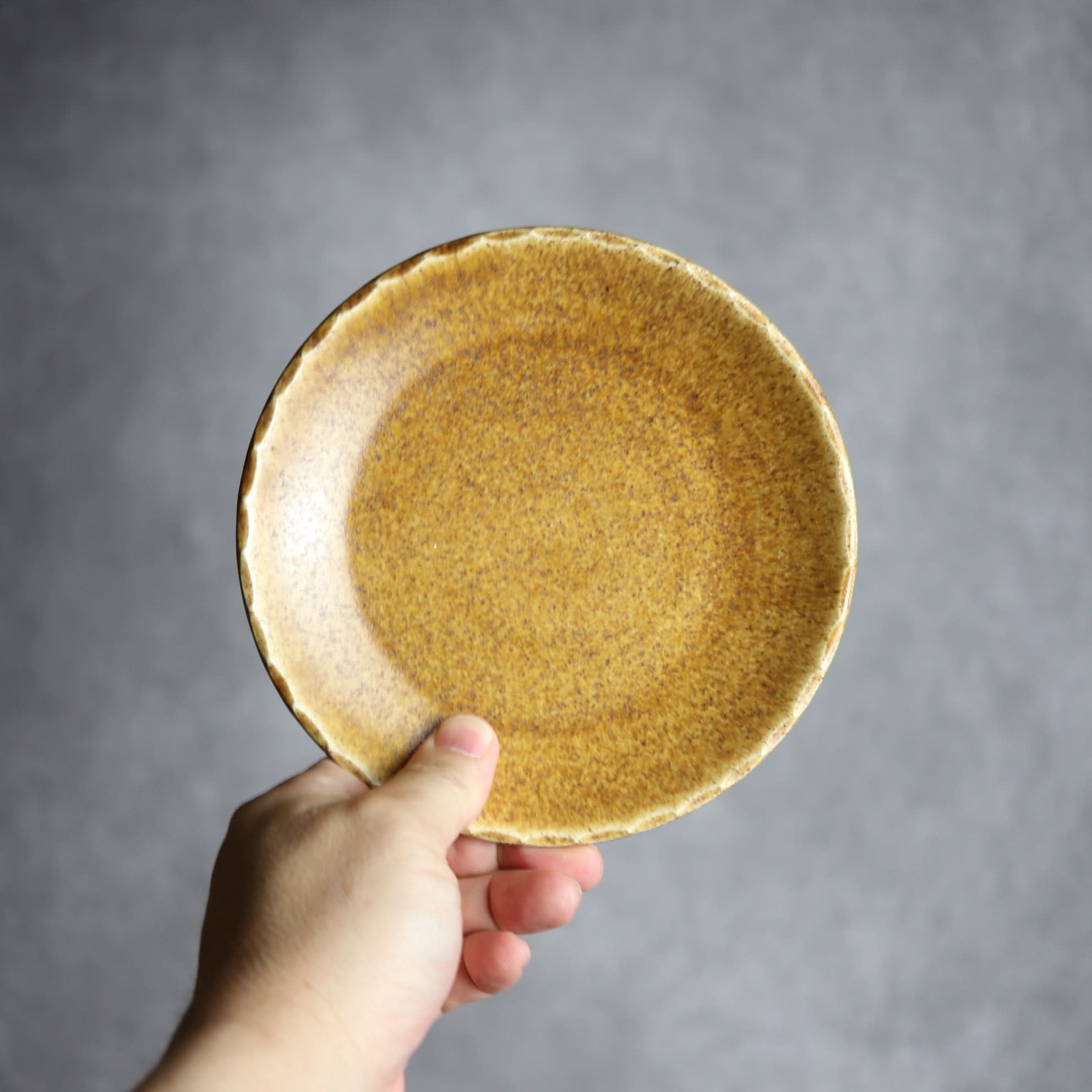 リム5寸プレート1 ブラウン 花口縁 やちむん 陶器 cerca やちむん 陶器.