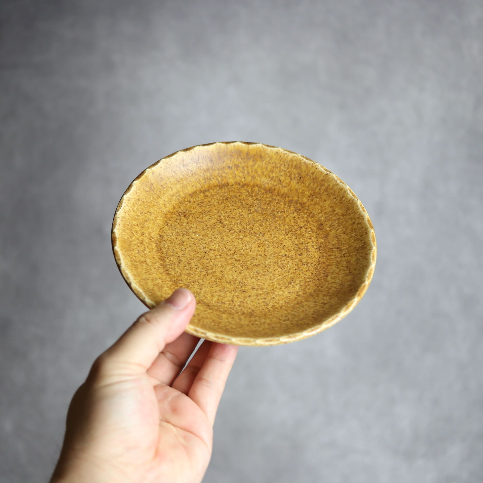 リム5寸プレート1 ブラウン 花口縁 やちむん 陶器 cerca やちむん 陶器.