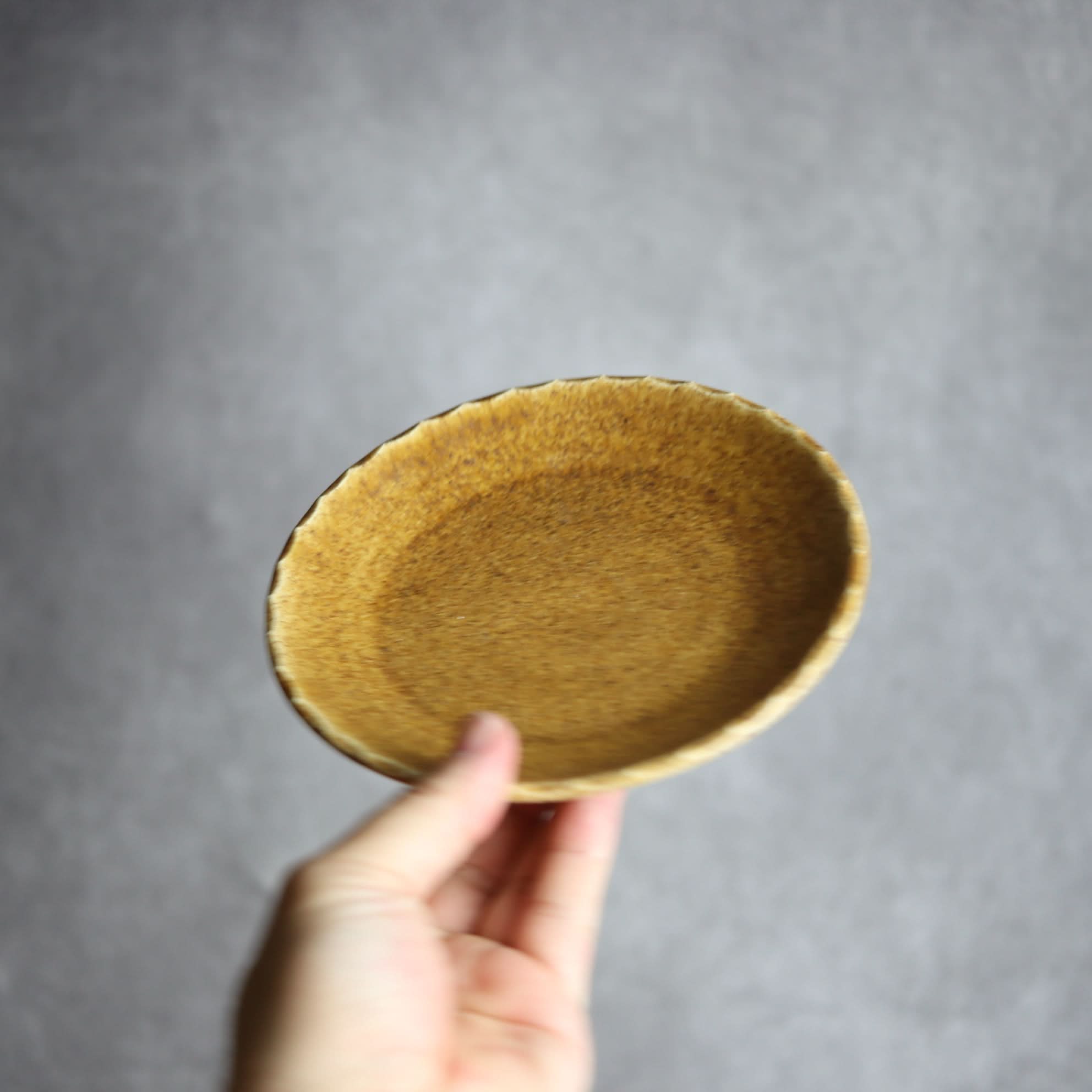 リム5寸プレート1 ブラウン 花口縁 やちむん 陶器 cerca やちむん 陶器.