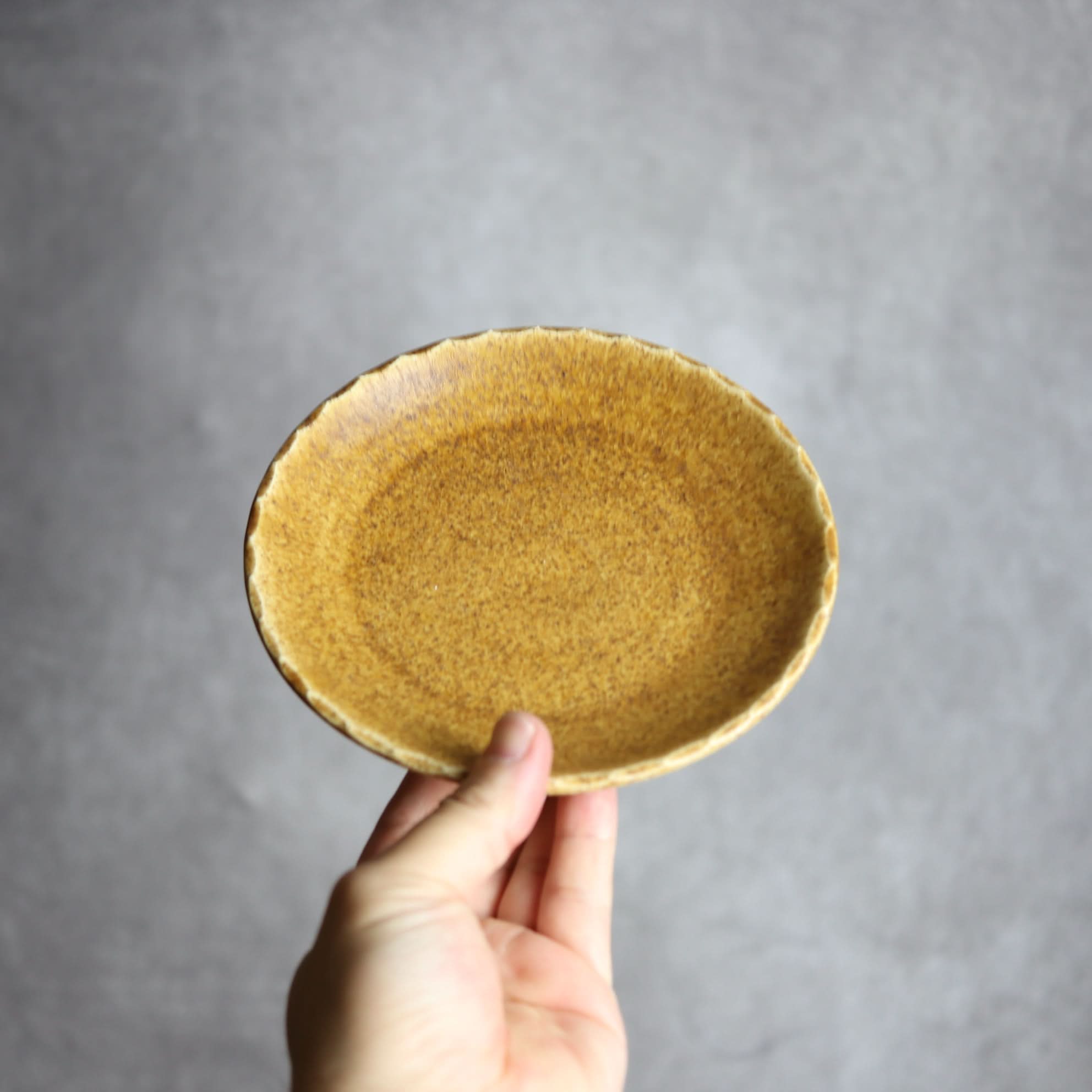 リム5寸プレート1 ブラウン 花口縁 やちむん 陶器 cerca やちむん 陶器.