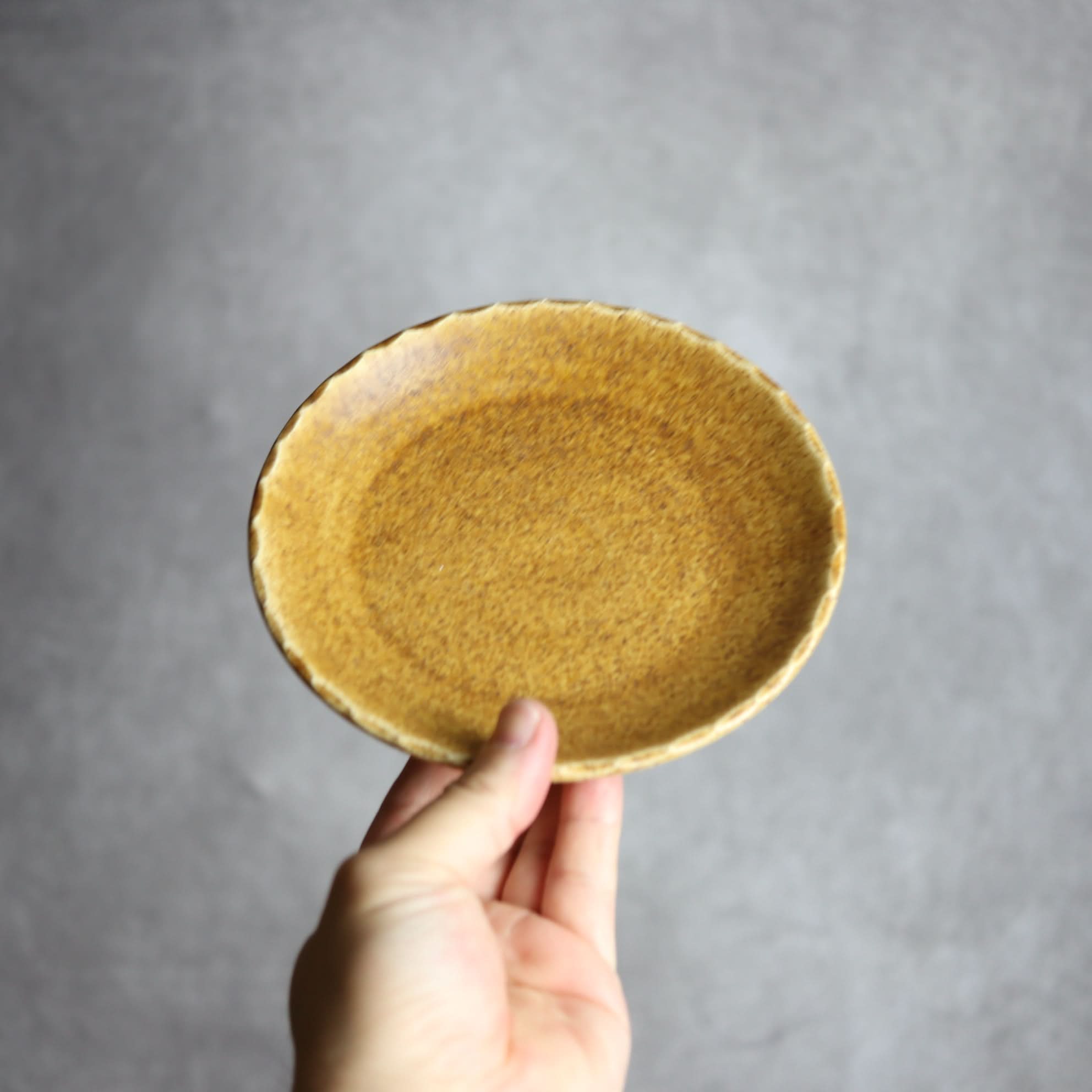 リム5寸プレート1 ブラウン 花口縁 やちむん 陶器 cerca やちむん 陶器.