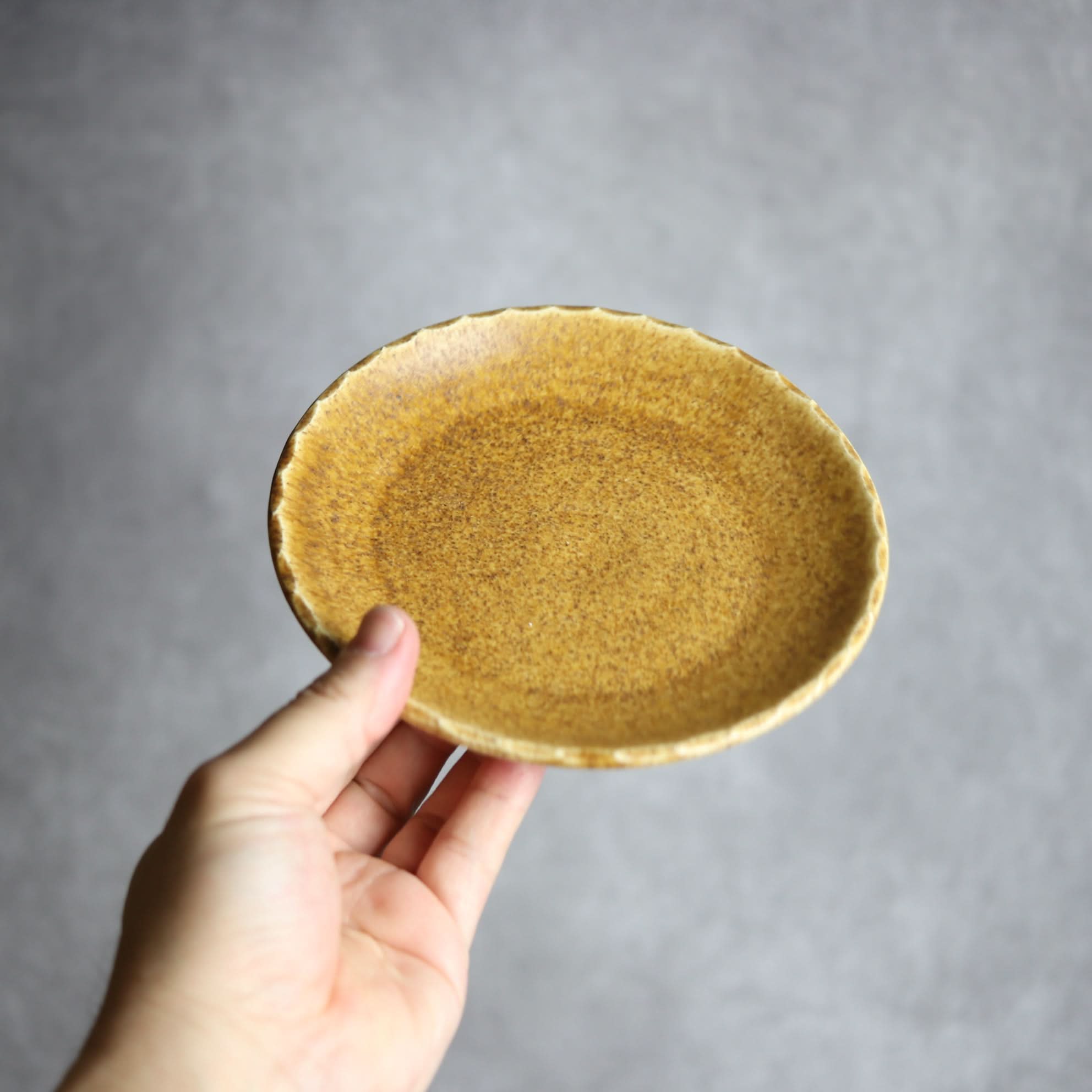 リム5寸プレート1 ブラウン 花口縁 やちむん 陶器 cerca やちむん 陶器.