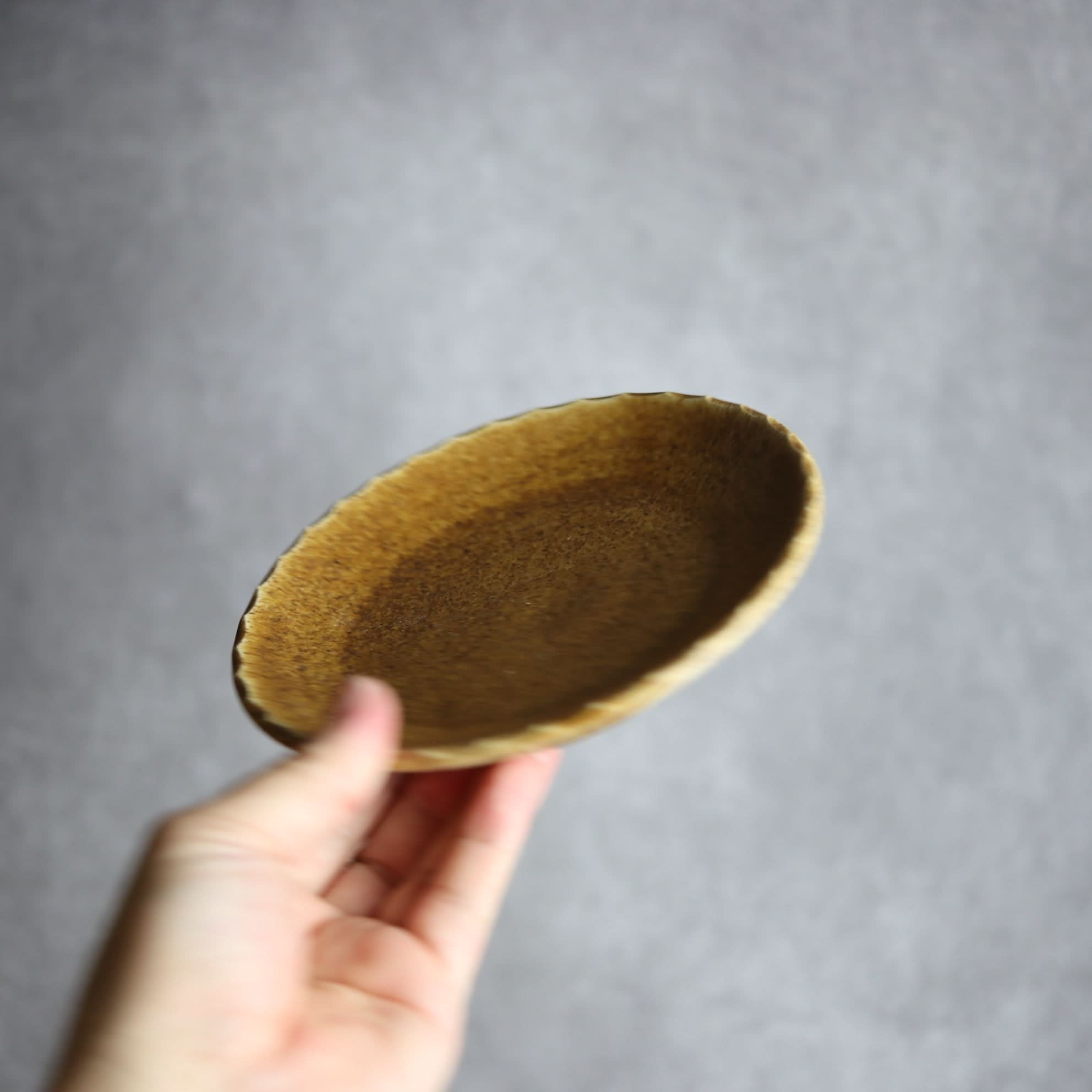 リム5寸プレート1 ブラウン 花口縁 やちむん 陶器 cerca やちむん 陶器.