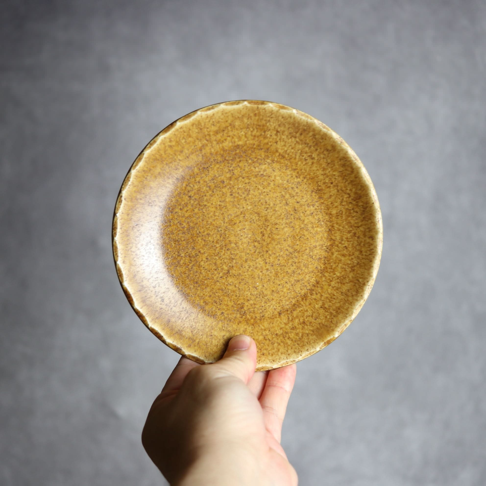 リム5寸プレート1 ブラウン 花口縁 やちむん 陶器 cerca やちむん 陶器.