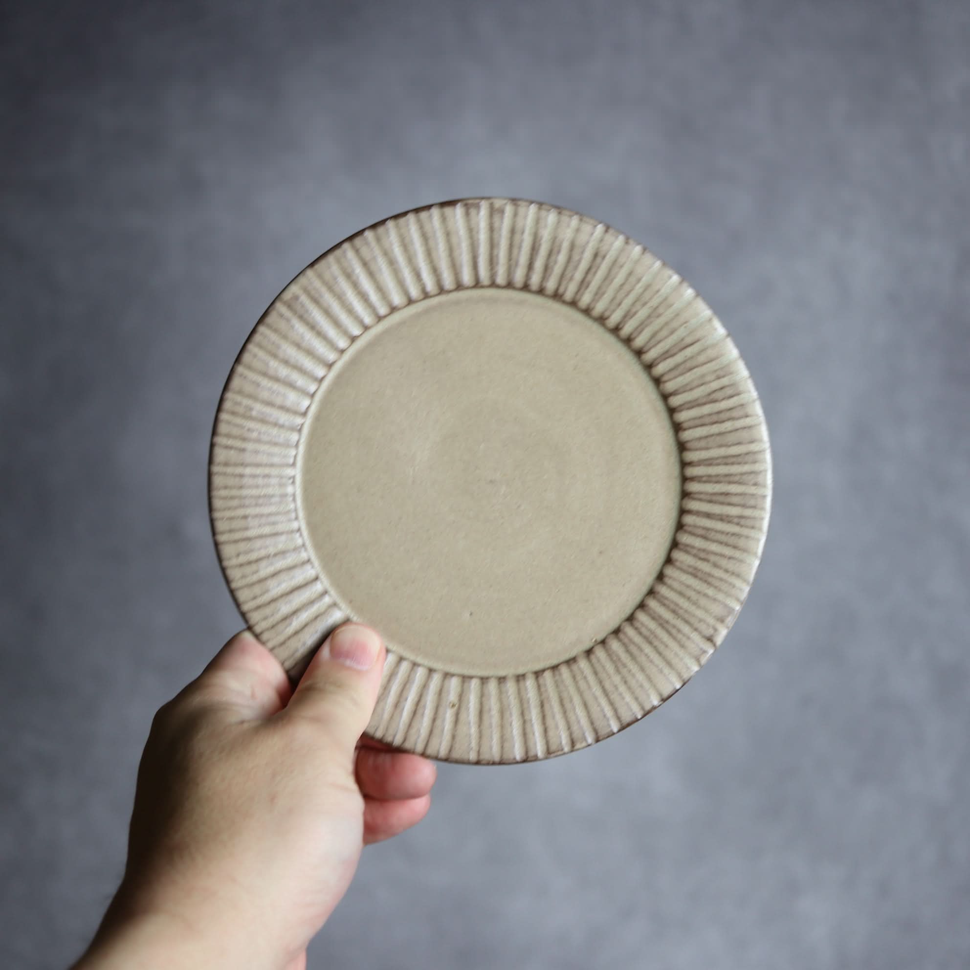 リム5寸プレート1 サンドベージュ 縞 やちむん 陶器 cerca やちむん 陶器.