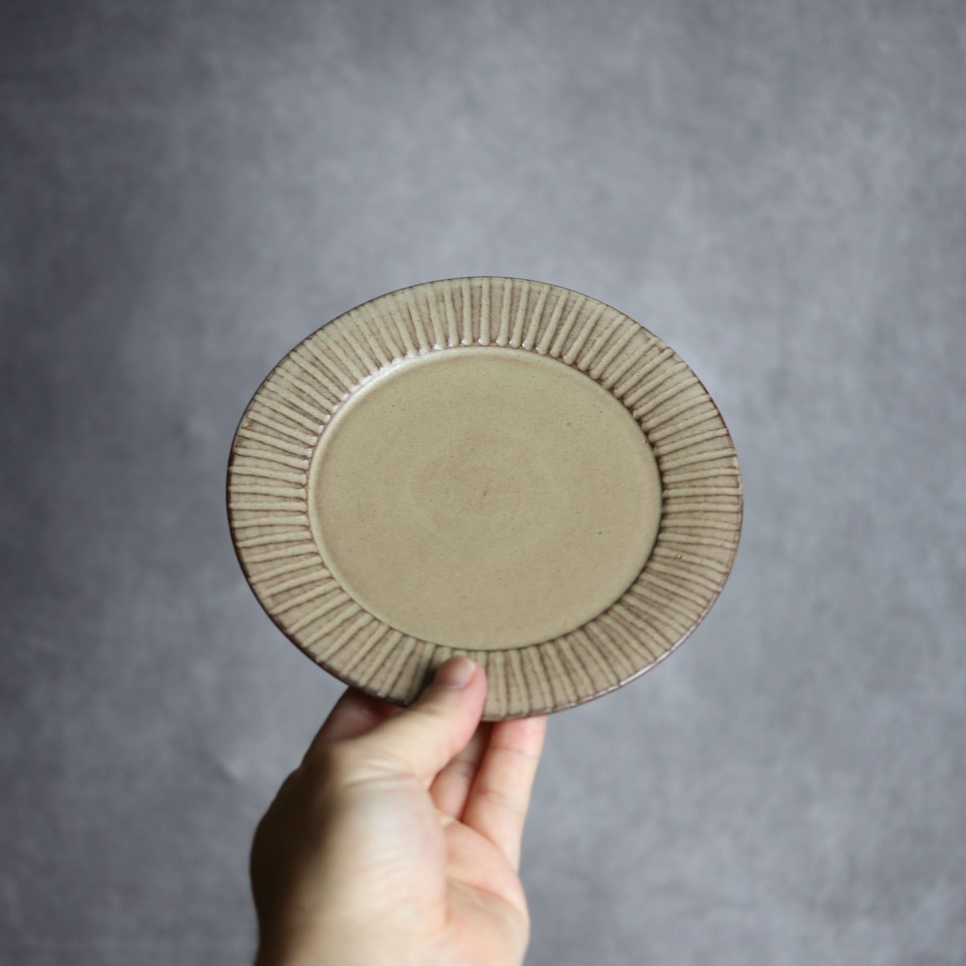 リム5寸プレート1 サンドベージュ 縞 やちむん 陶器 cerca やちむん 陶器.