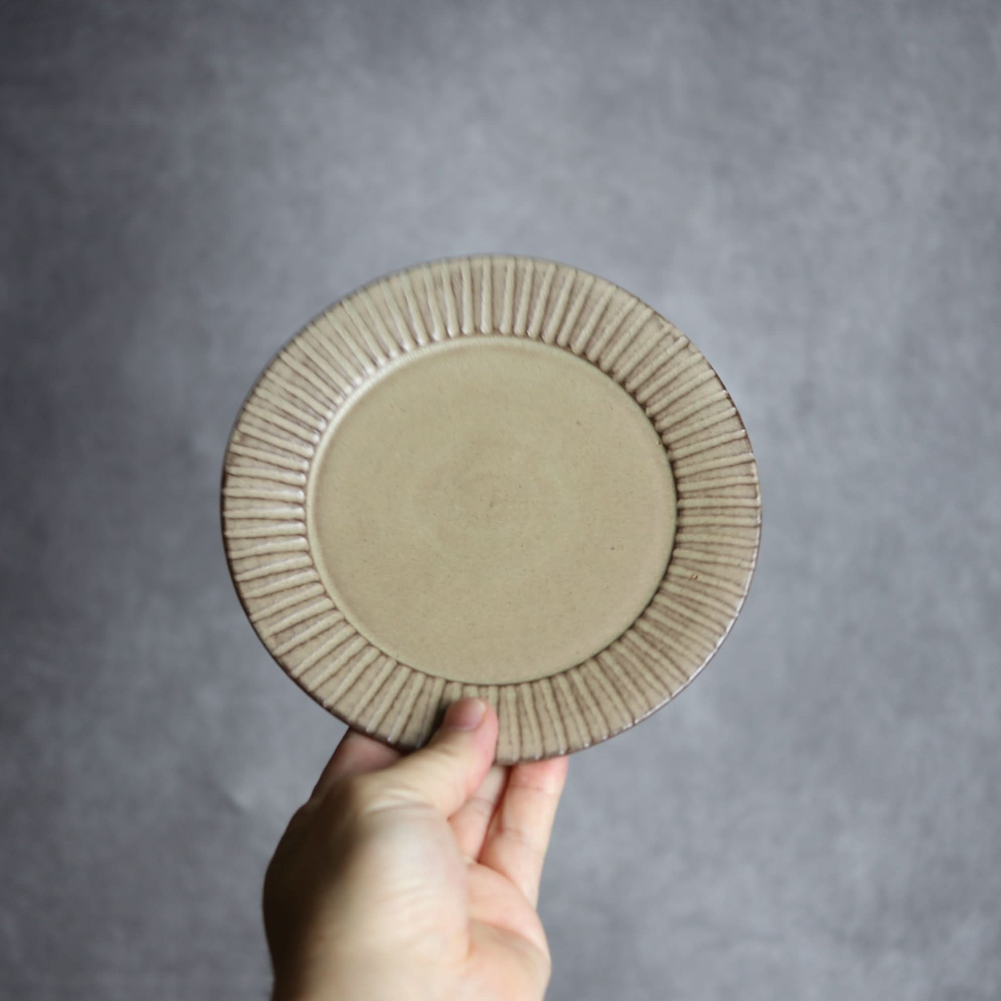 リム5寸プレート1 サンドベージュ 縞 やちむん 陶器 cerca やちむん 陶器.
