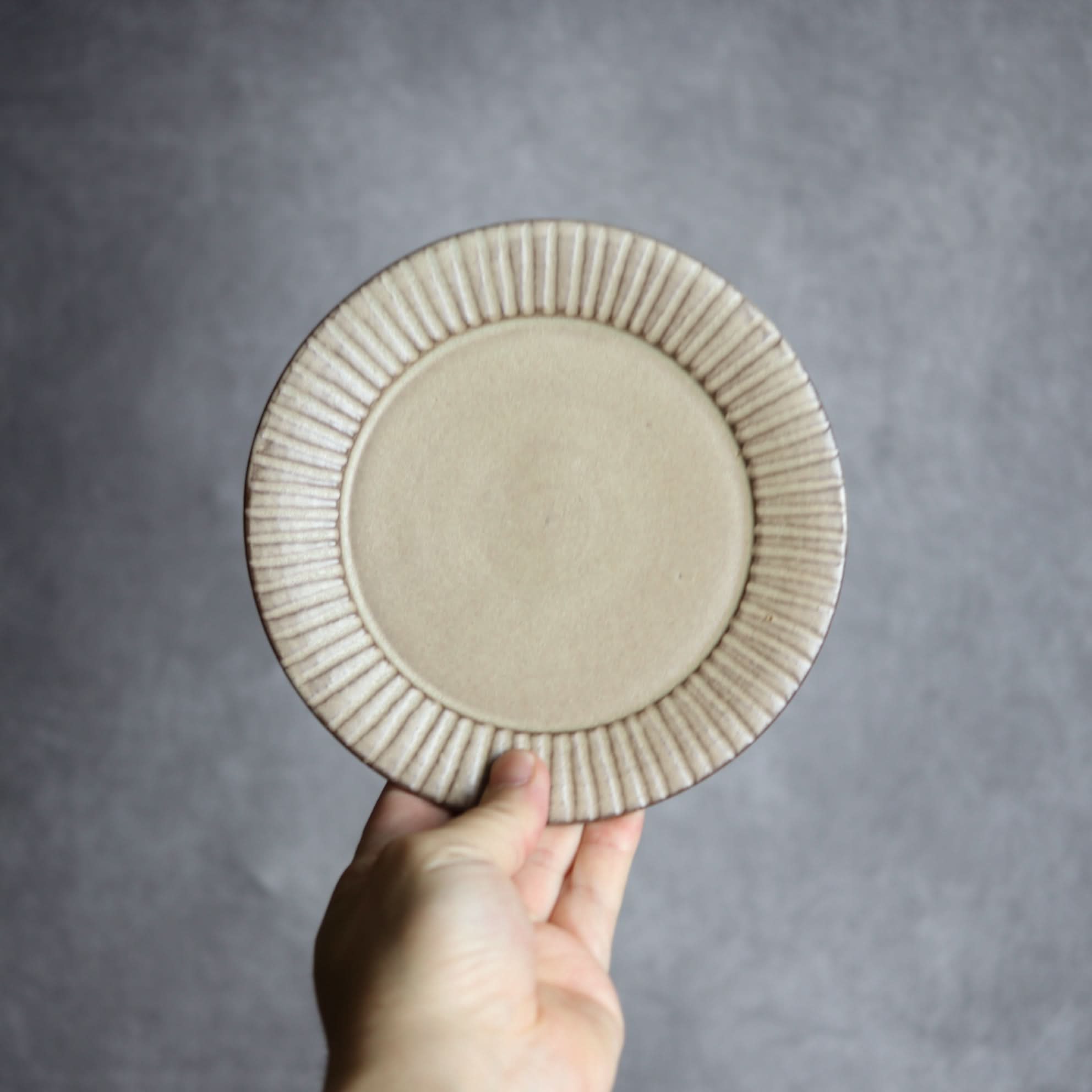 リム5寸プレート1 サンドベージュ 縞 やちむん 陶器 cerca やちむん 陶器.