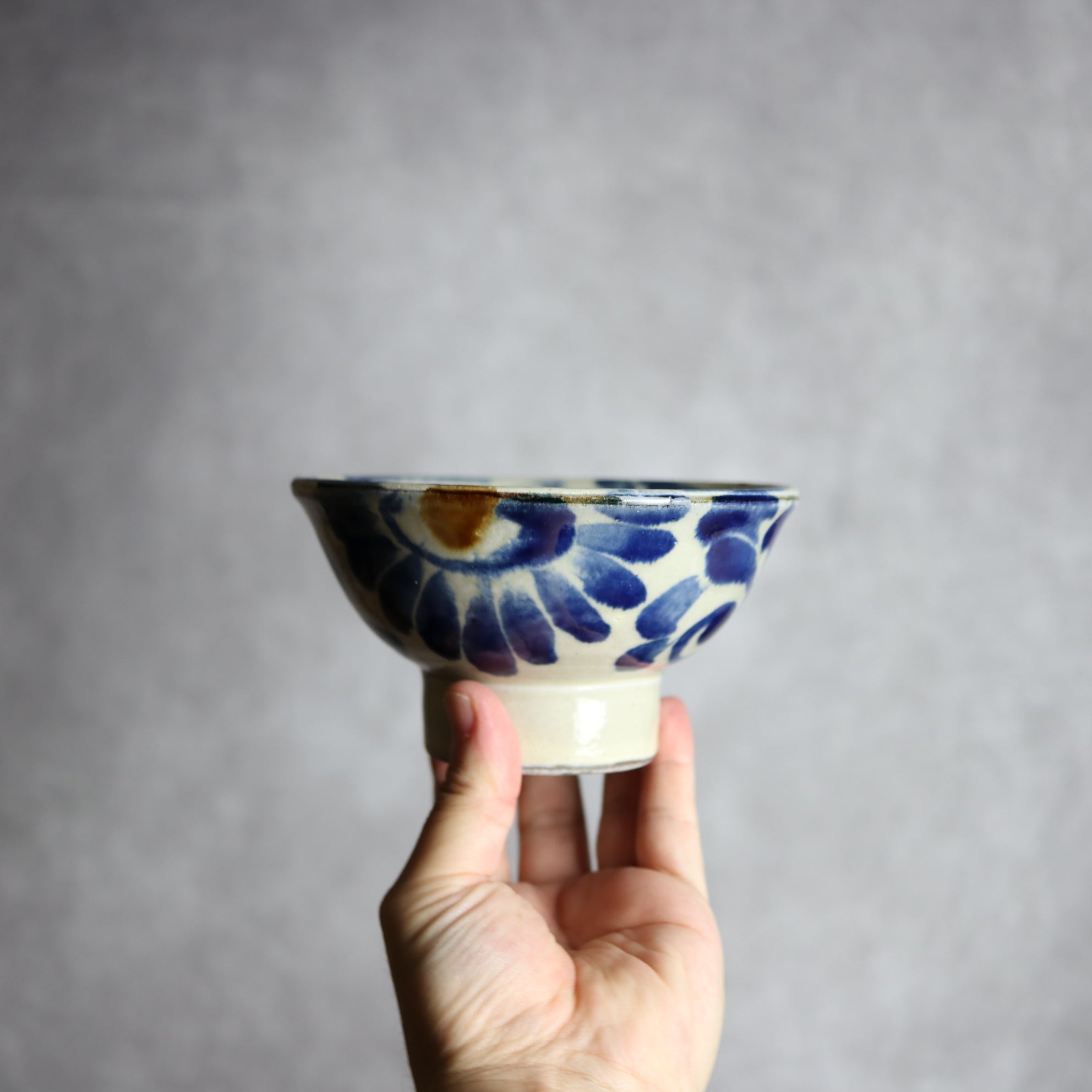 茂生窯 - 4.5寸マカイ2 飴 呉須釉 菊唐草 やちむん 陶器 茂生窯 - mundasui