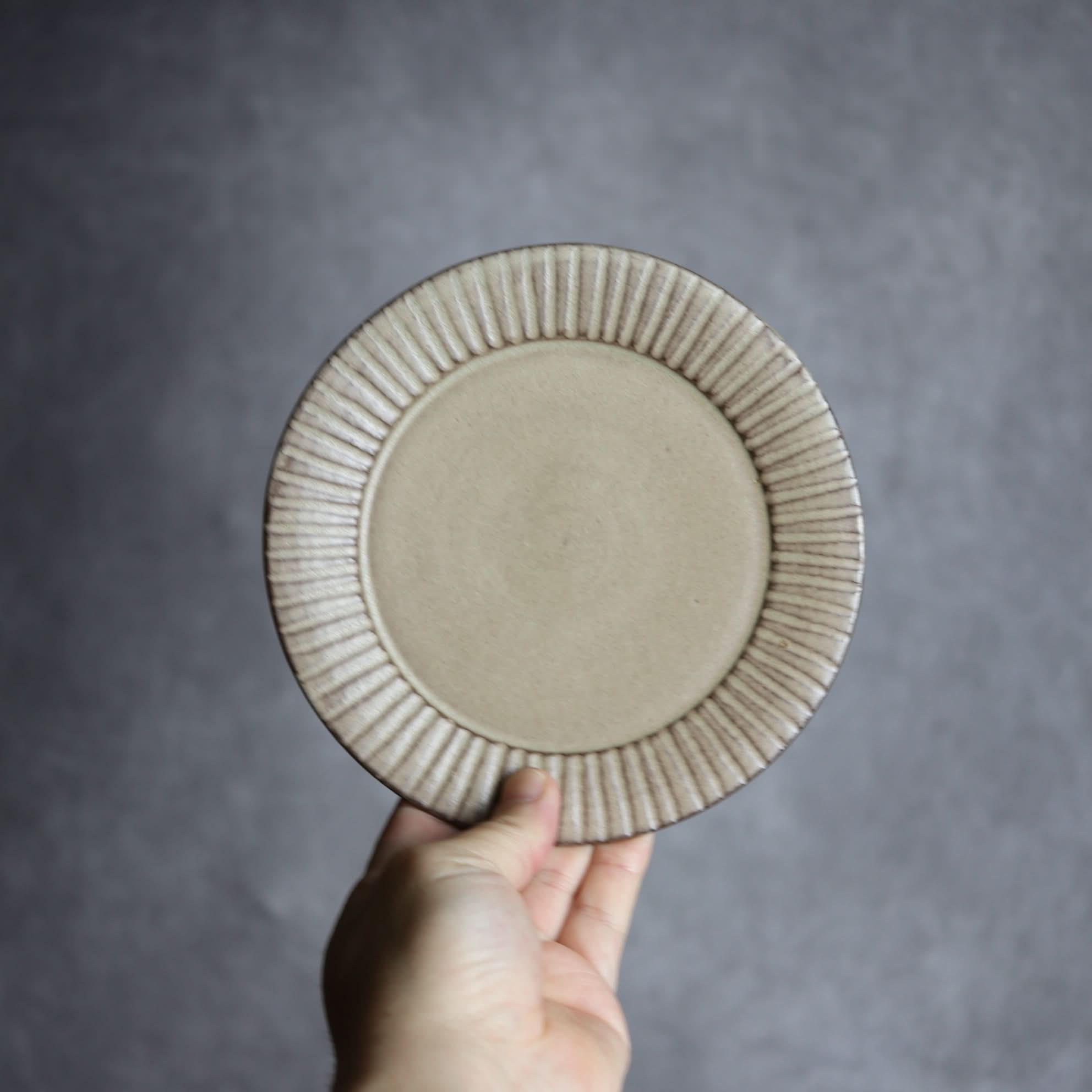 リム5寸プレート1 サンドベージュ 縞 やちむん 陶器 cerca やちむん 陶器.